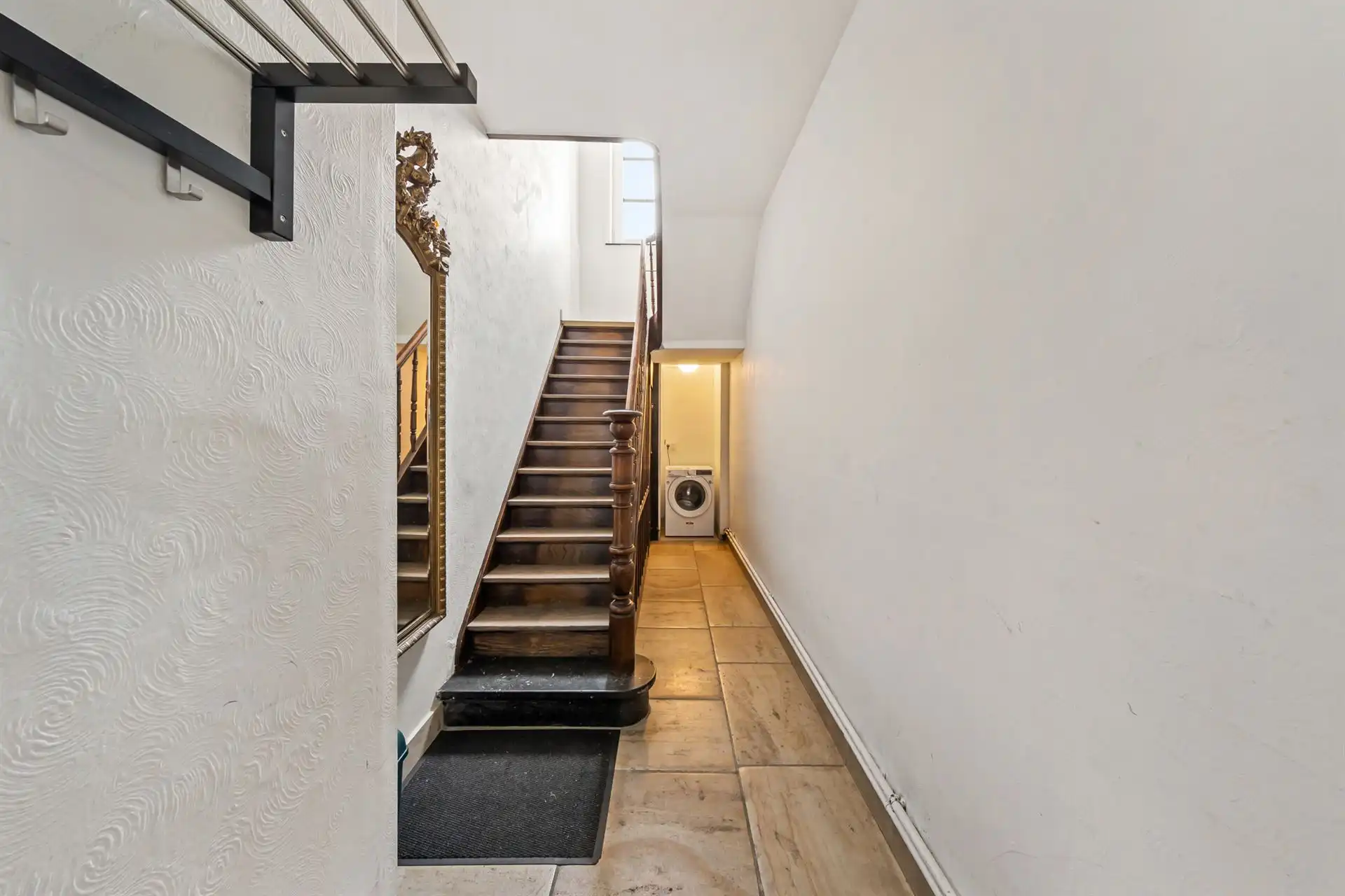 TOPGELEGEN commercieel handelspand met appartement. foto 9