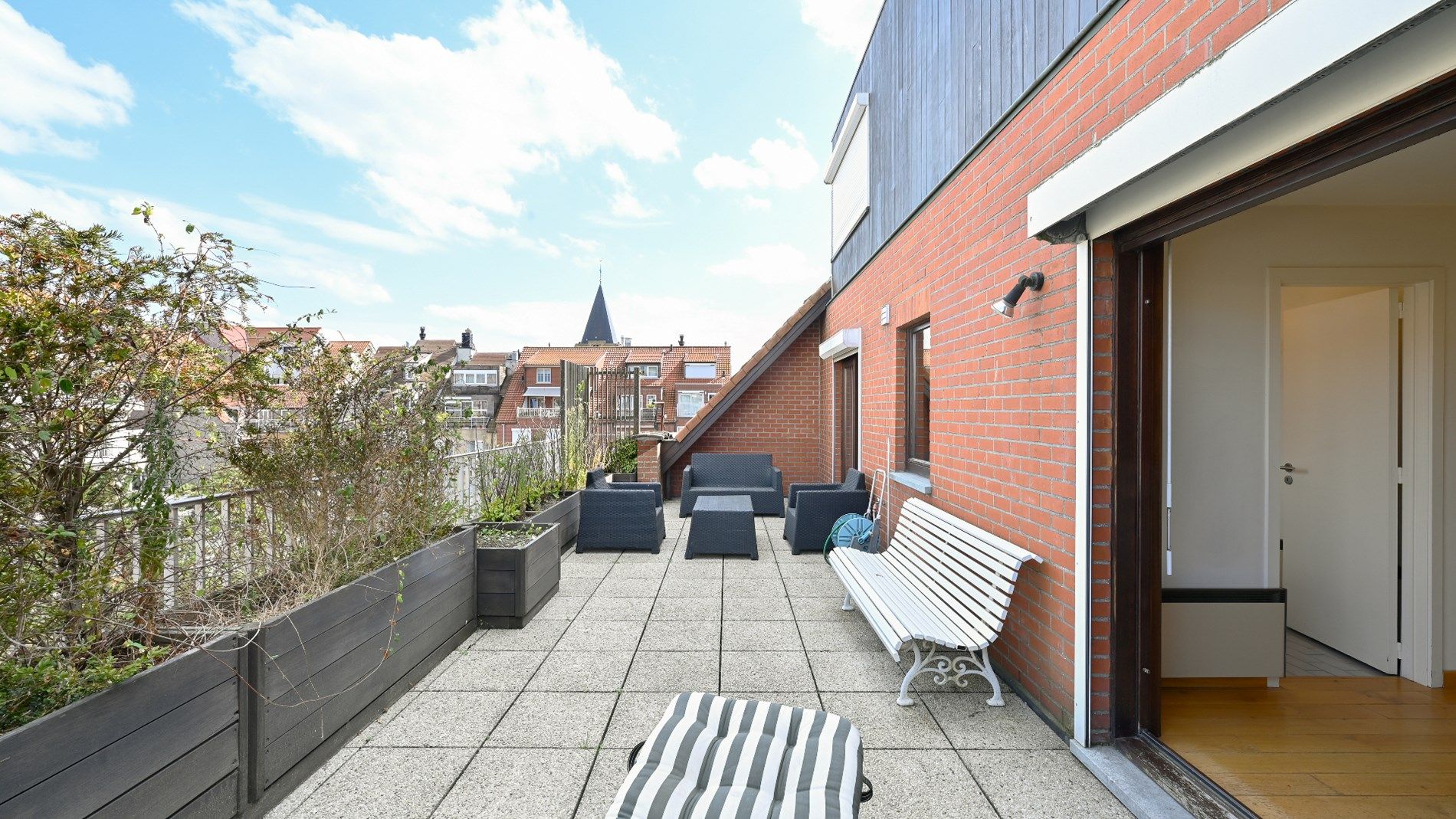 Ruim duplex dakappartement met uitzonderlijke terrassen, gelegen vlakbij de Zeedijk. Ruime box op GLV foto 10