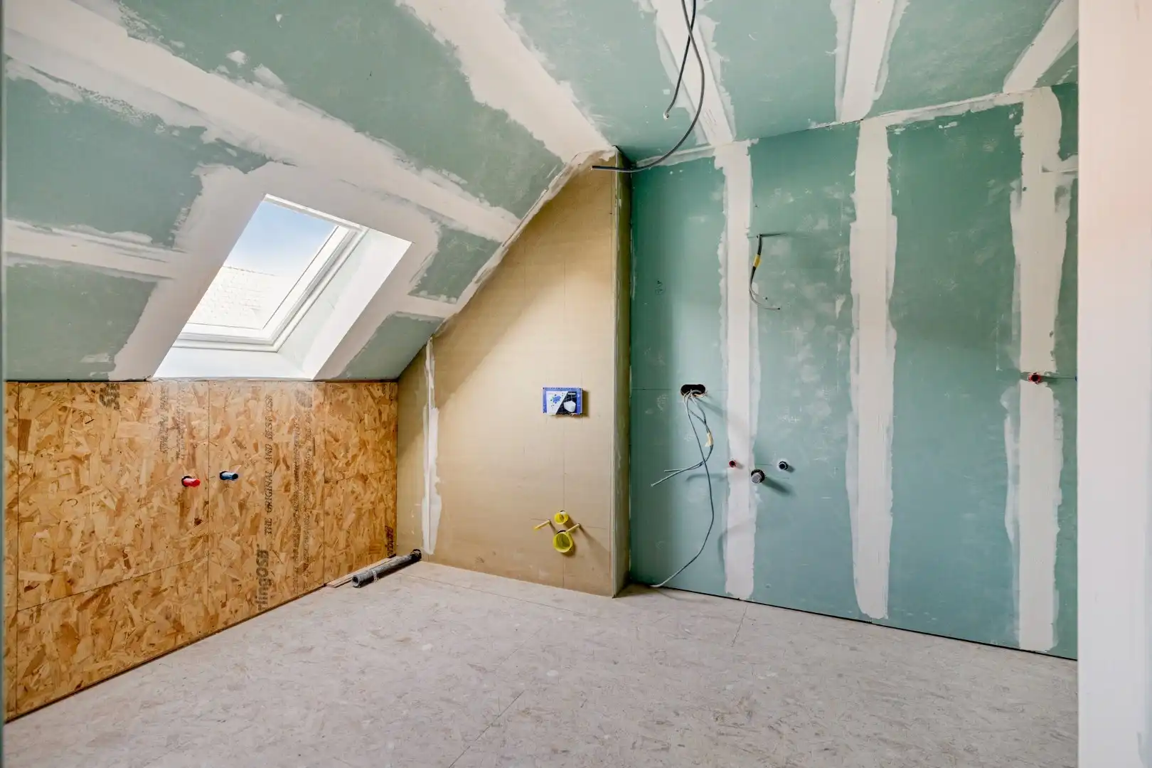 Commercieel pand met verder af te werken appartement en garage op topligging! foto 20