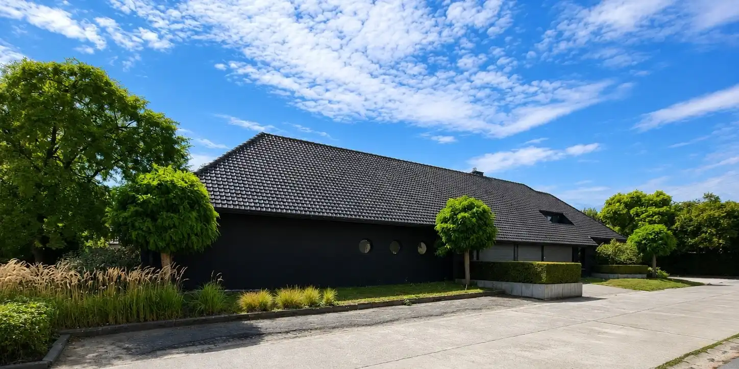 Exclusief wonen & ondernemen: imposante villa met volwaardige praktijk en aparte toegang op commerciële topligging, een perceel van 1.139 m² en met maar liefst 532 m² bewoonbare oppervlakte. foto {{pictureIndex}}