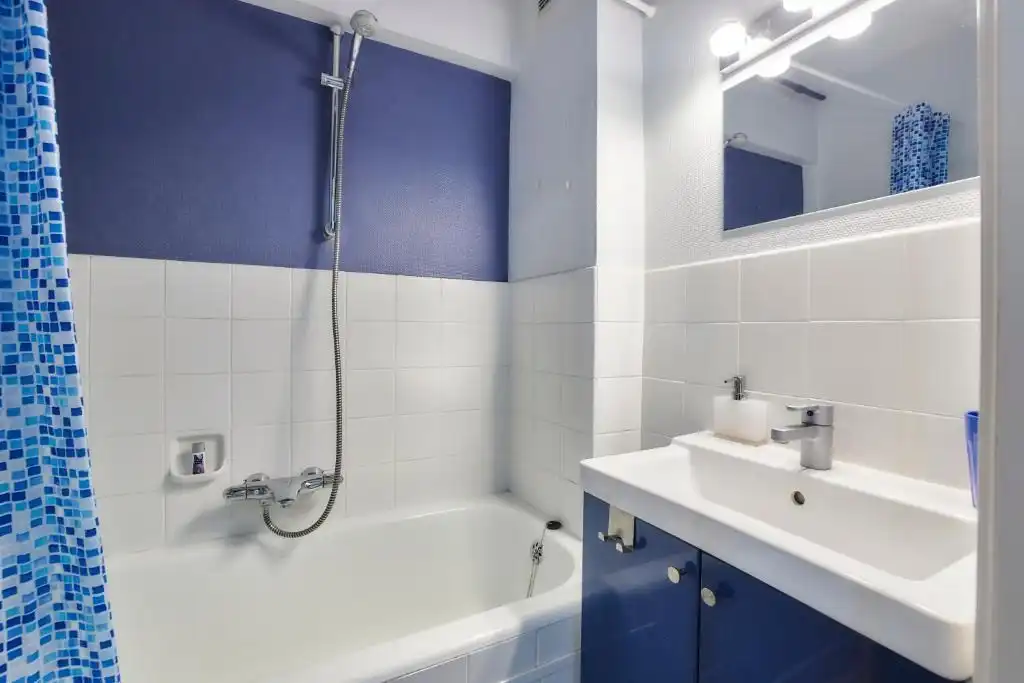 INSTAPKLARE STUDIO MET SCHITTEREND ZICHT OP ZEE  foto 22