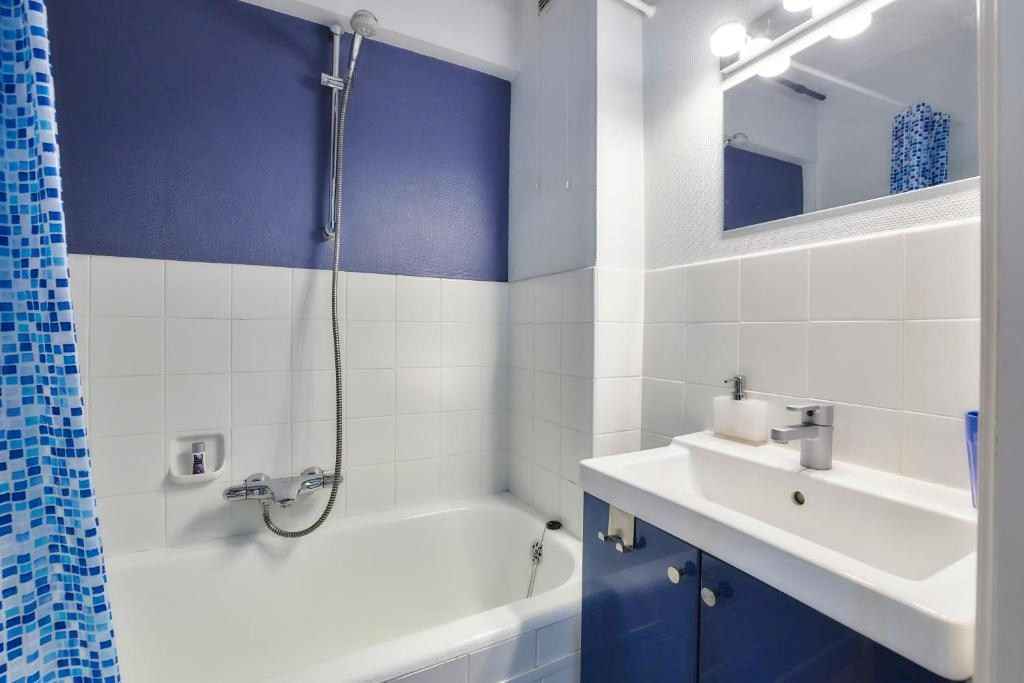 INSTAPKLARE STUDIO MET SCHITTEREND ZICHT OP ZEE  foto 22