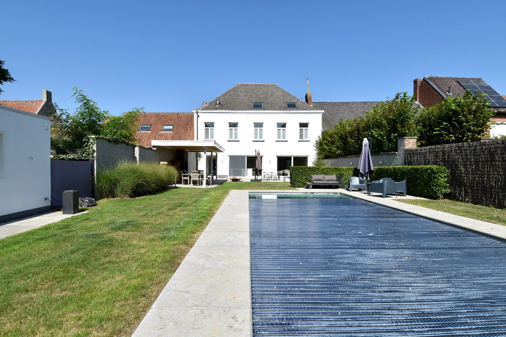 Hoofdfoto van de publicatie: Unieke herenwoning met 5 slaapkamers, zonnige tuin én zwembad op perceel van 738 m² te koop in Kooigem