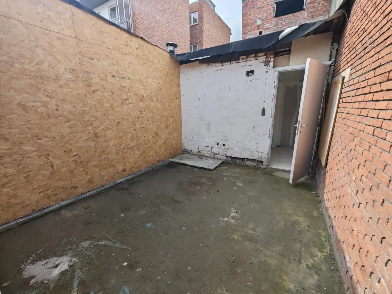 Gerenoveerde kantoorruimte met opslag foto 19