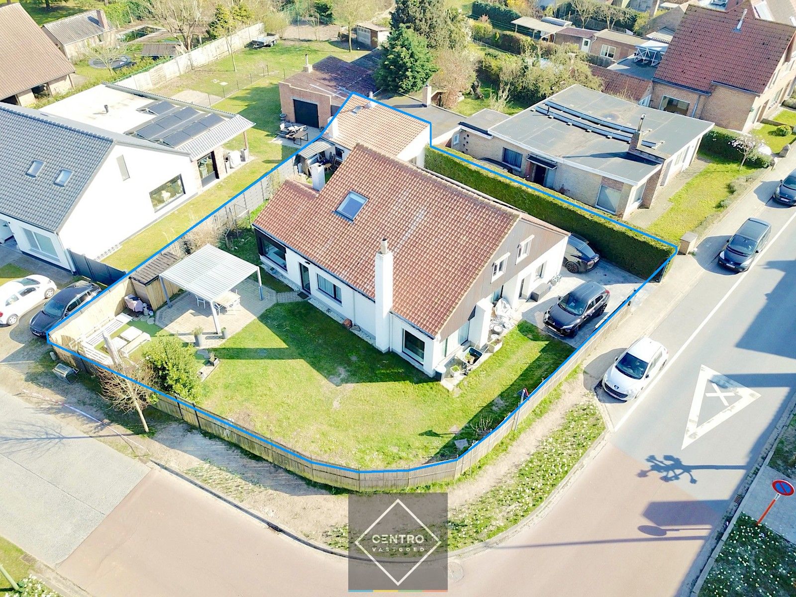 Ruime, instapklare WONING met 5/6 slaapkamers, badkamer, nieuwe keuken, grote garage en ZONNIGE tuin te Brugge (Sint-Kruis) foto {{pictureIndex}}