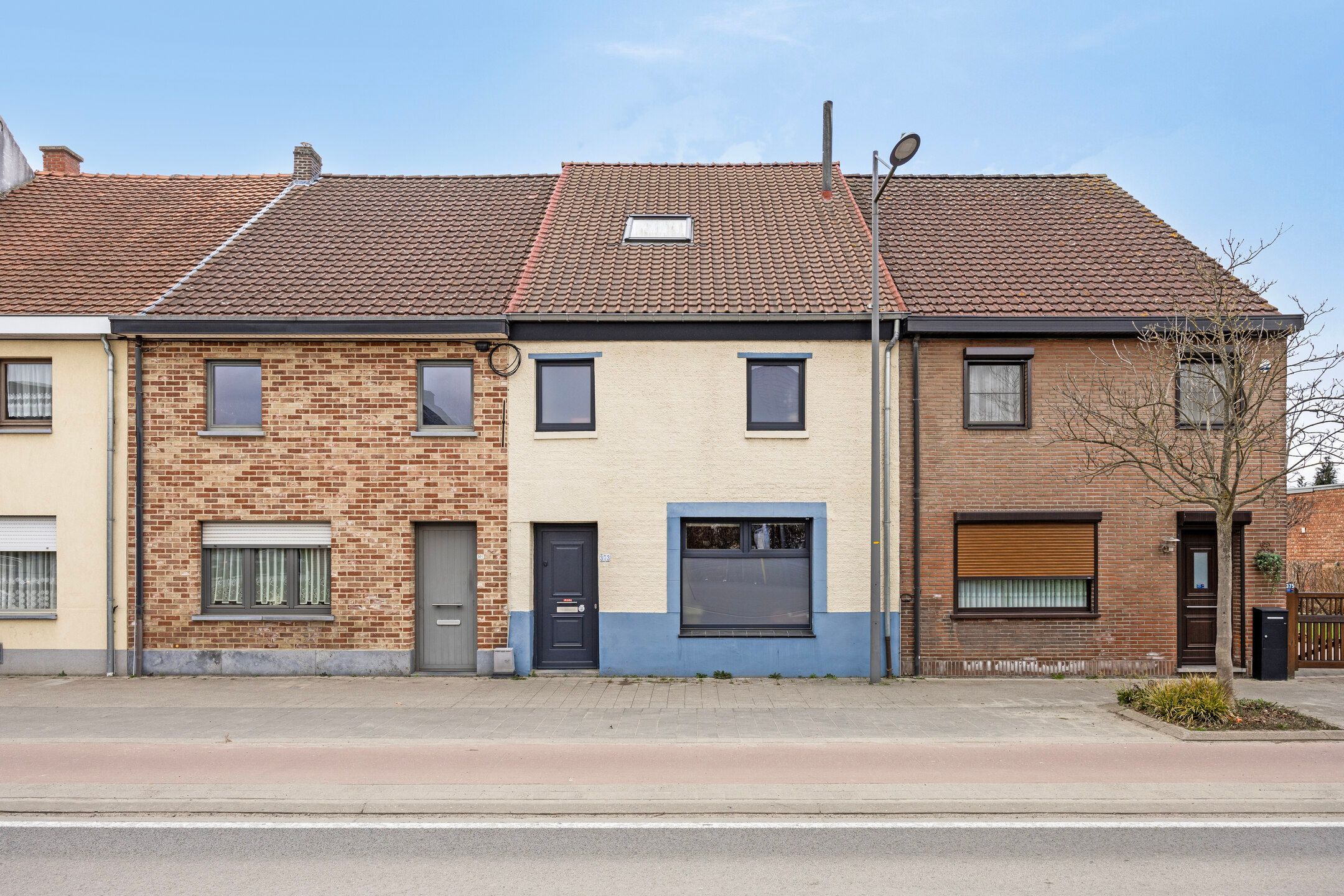 Charmante woning met omheinde tuin en garage foto {{pictureIndex}}