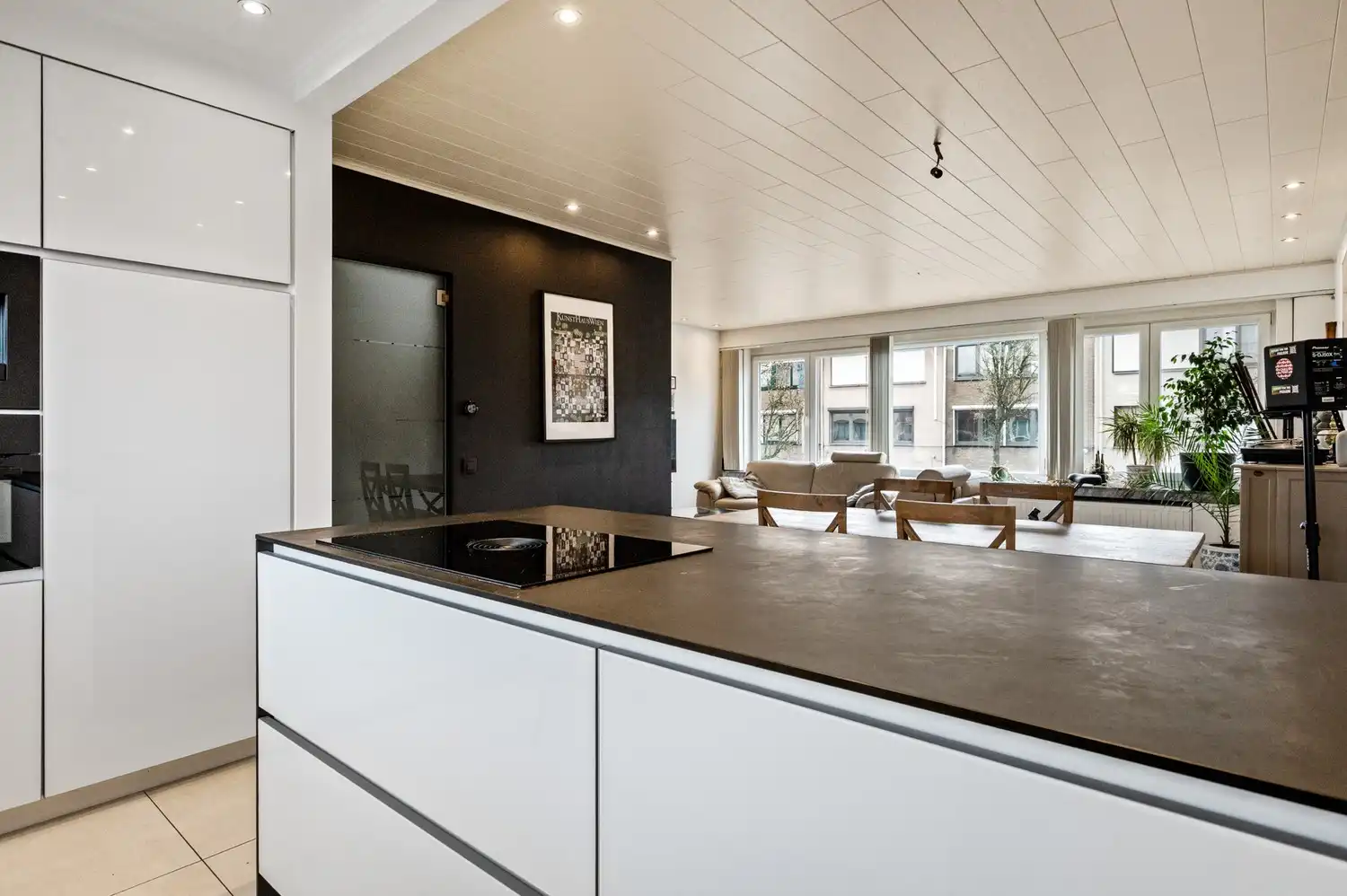 Recent gerenoveerde bel-etage&nbsp;met 3 slaapkamers te koop in Hoevenen! foto {{pictureIndex}}