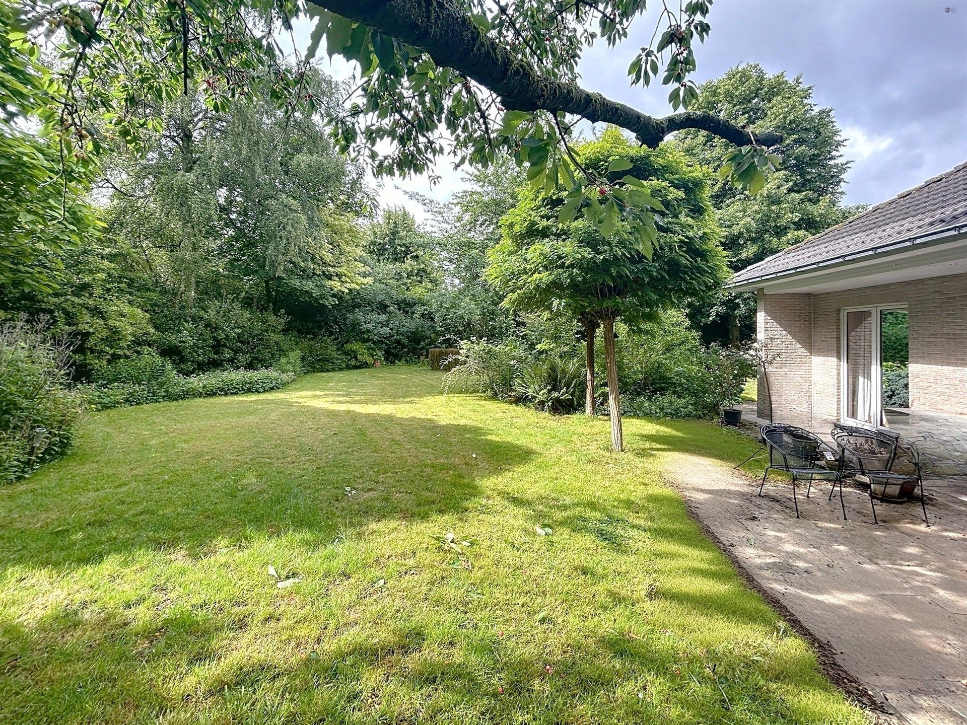ruime villa met mogelijkheden op een perceel van 1236m² foto 2