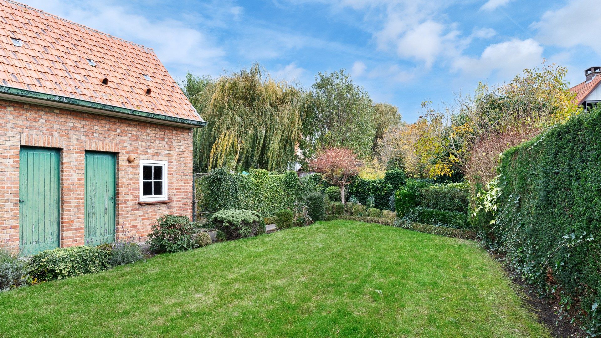 Klassieke villa met bijgebouwen, garage en prachtige tuin foto 22