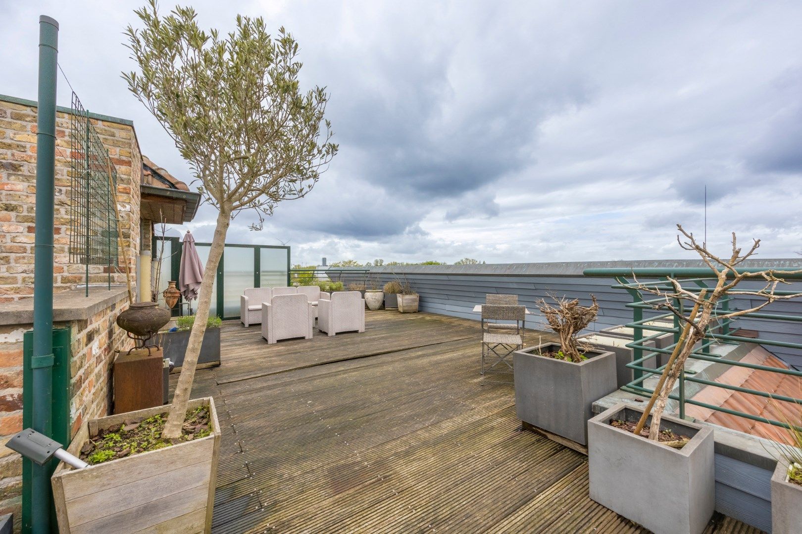 Zeer verzorgd en instapklaar duplex-appartement. met twee slaapkamers en zeer groot zonneterras - rustige omgeving - garagebox en aparte berging foto 24