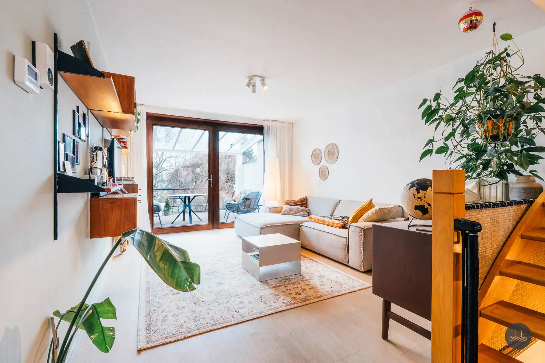 Uniek, instapklaar appartement met grote tuin op toplocatie foto {{pictureIndex}}