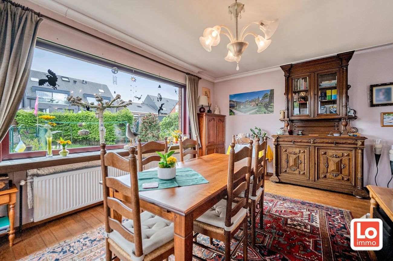 Degelijke alleenstaande woning met inpandige garage gelegen op een strategische locatie vlakbij Beervelde Dorp en het Park van Beervelde! foto 3