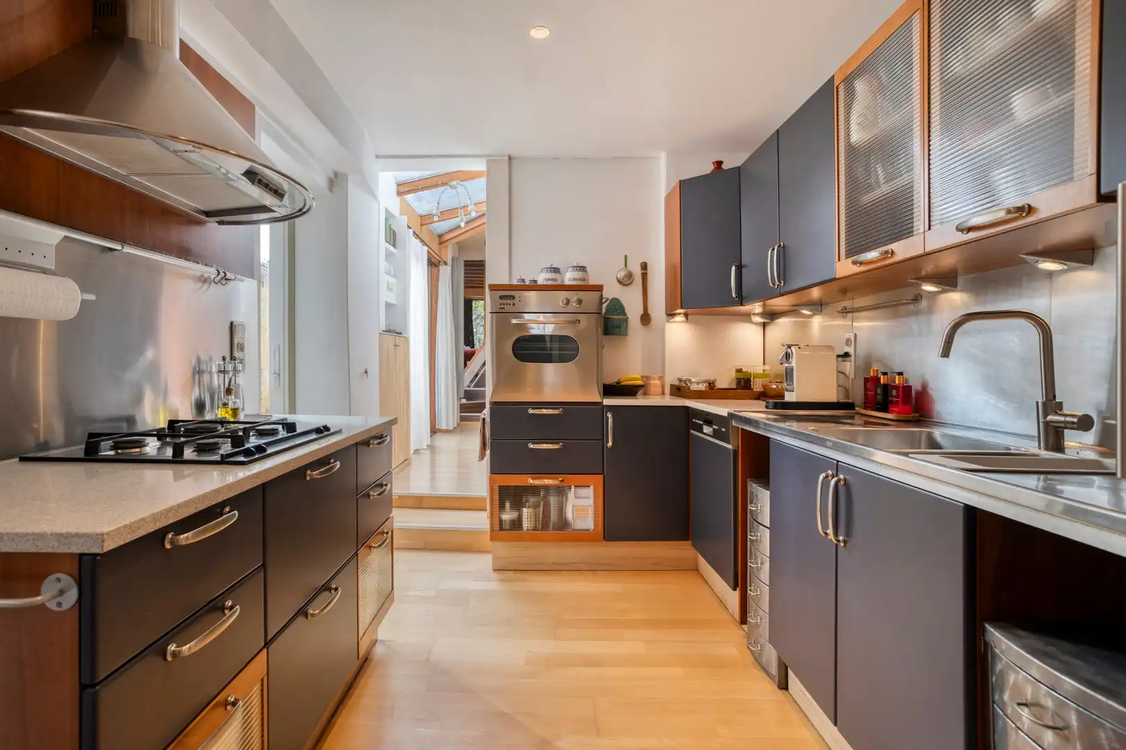 Bijzonder charmante en karaktervolle gerenoveerde woning met 4 slaapkamers, diepe tuin en handelsmogelijkheid foto 9