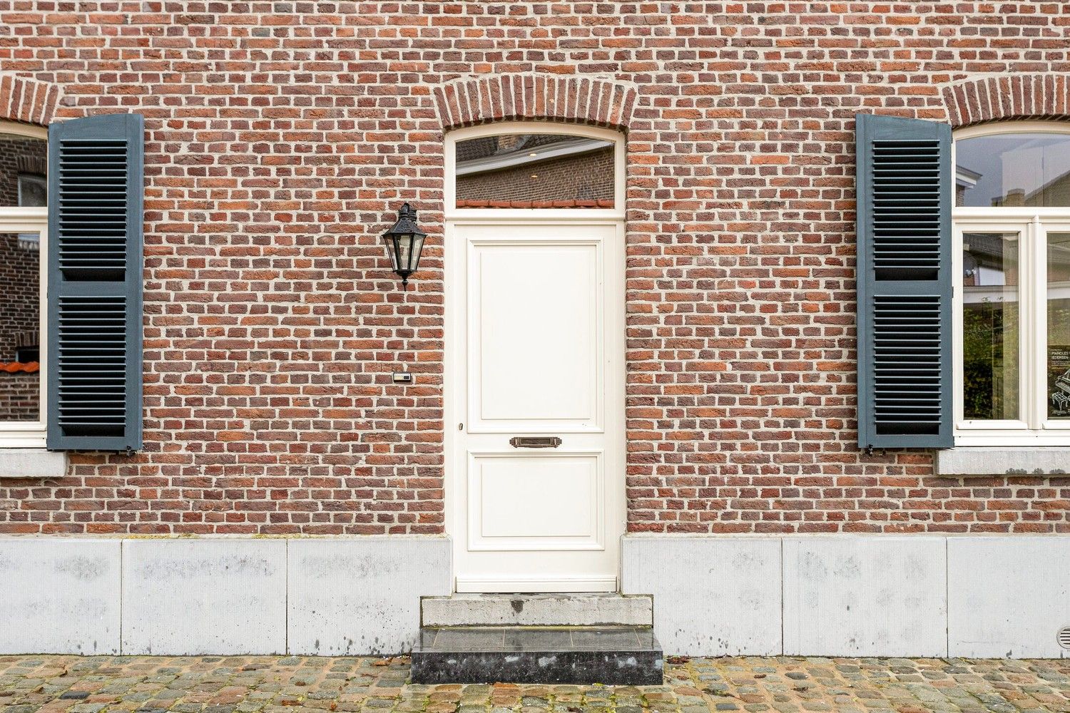 Stijlvol gerestaureerd herenhuis met authentieke flair in het historisch centrum van Oud-Rekem! foto 5