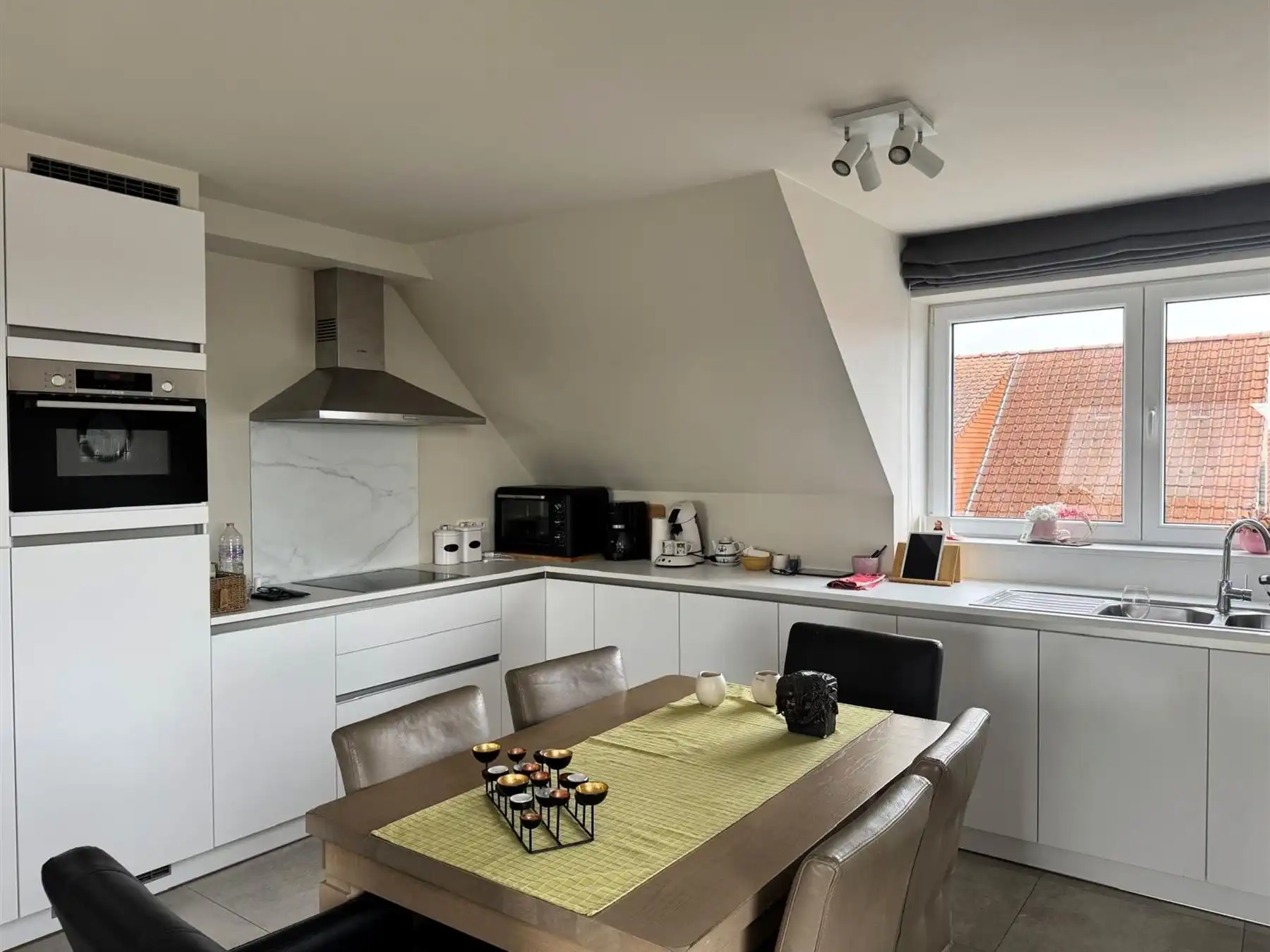 instapklaar en lichtrijk appartement met twee slaapkamers en grote zolder in Zwevegem foto 5