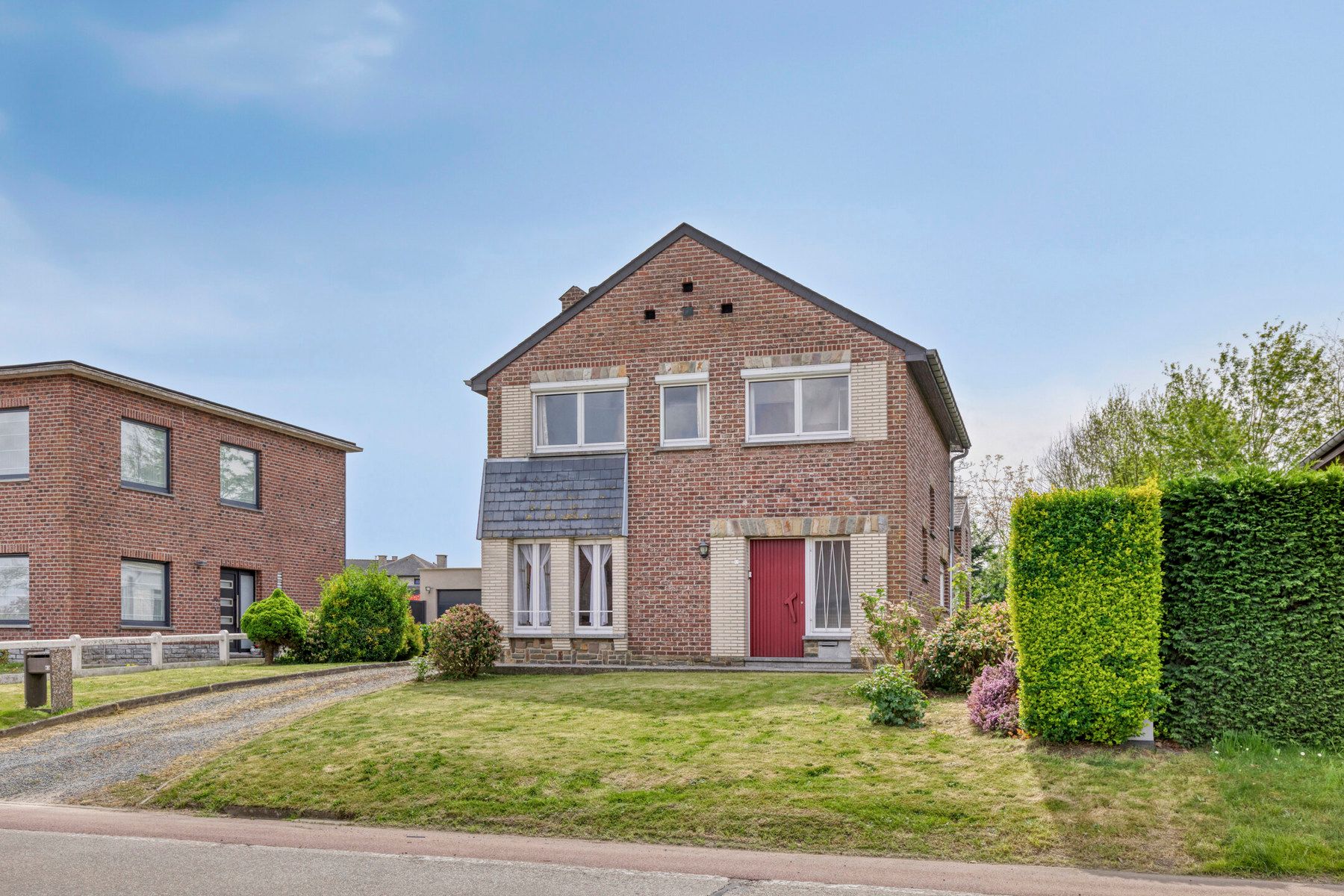 Goed gelegen villa met 3 slaapkamers, garage en tuin foto 3
