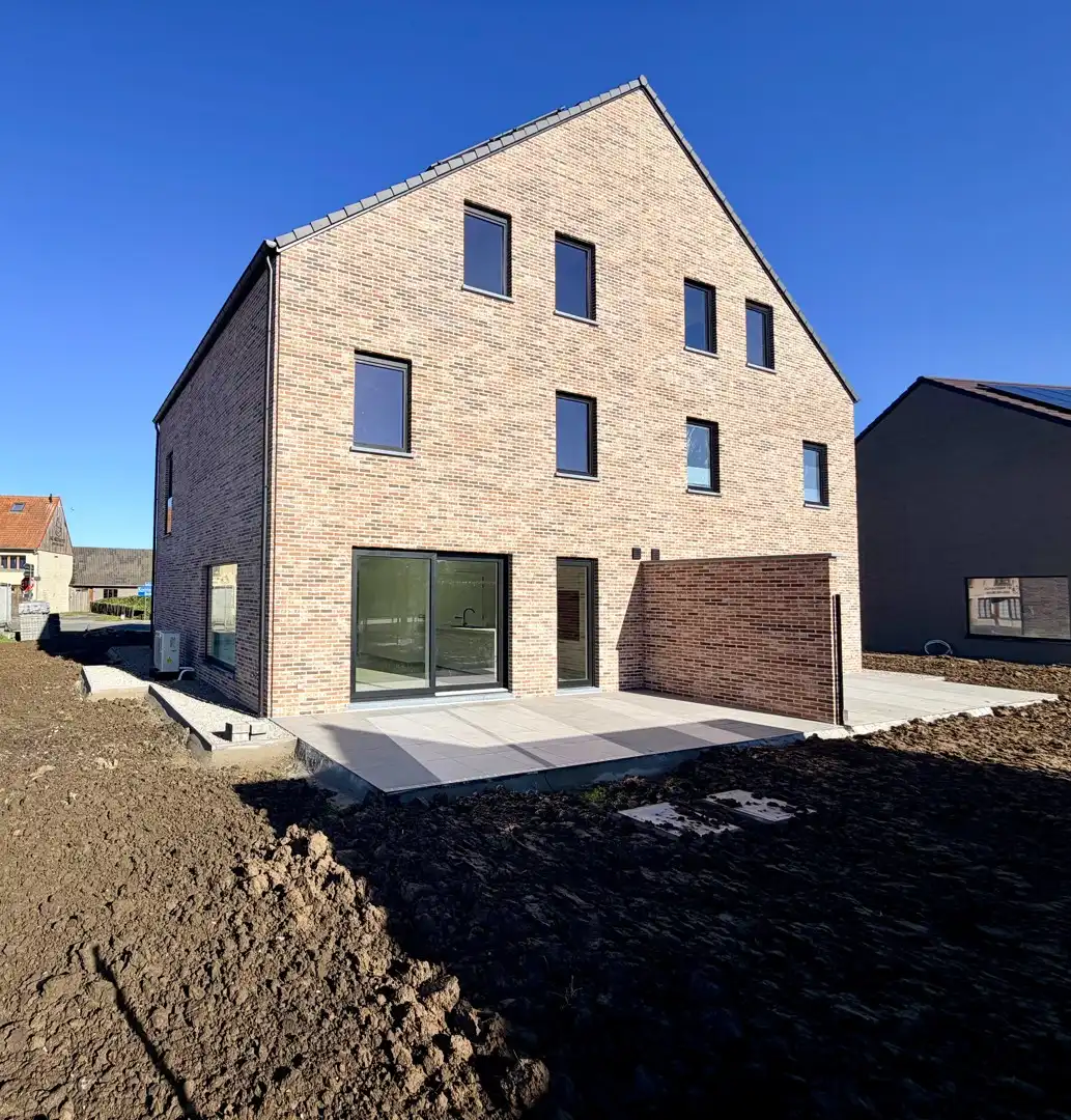 Uitzonderlijk ruime halfopen woning! foto 3