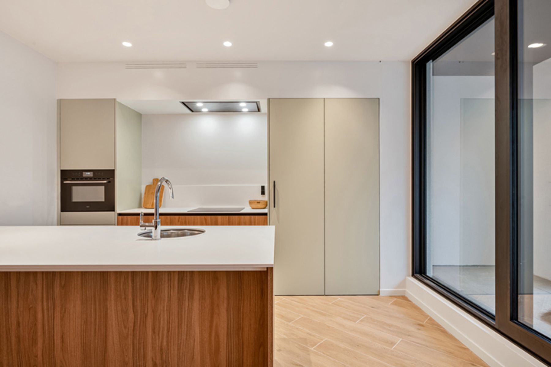 Stijlvol Nieuwbouwappartement te Huur in centrum foto 5