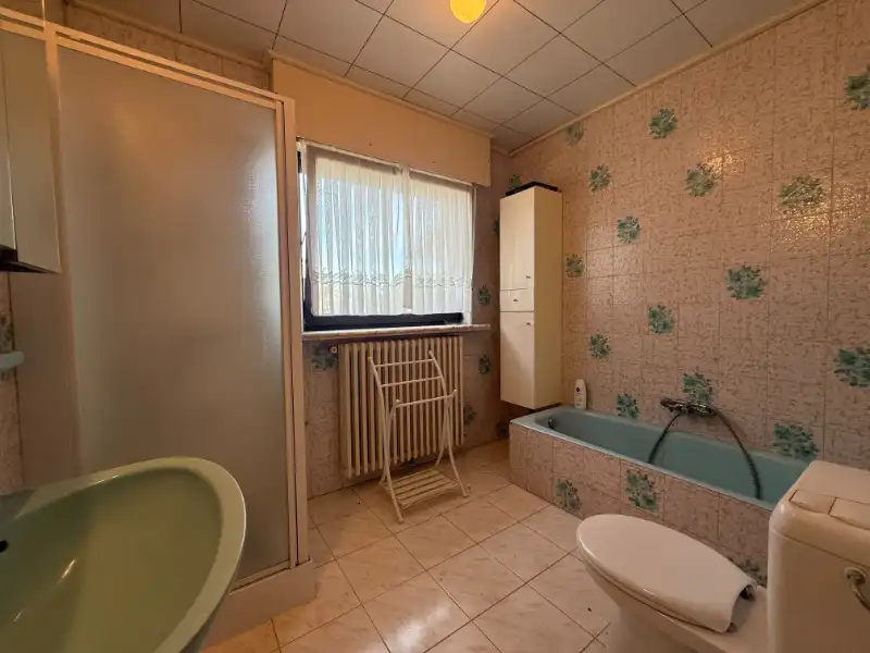 Ruime bungalow met grote tuin en loods te huur foto 14