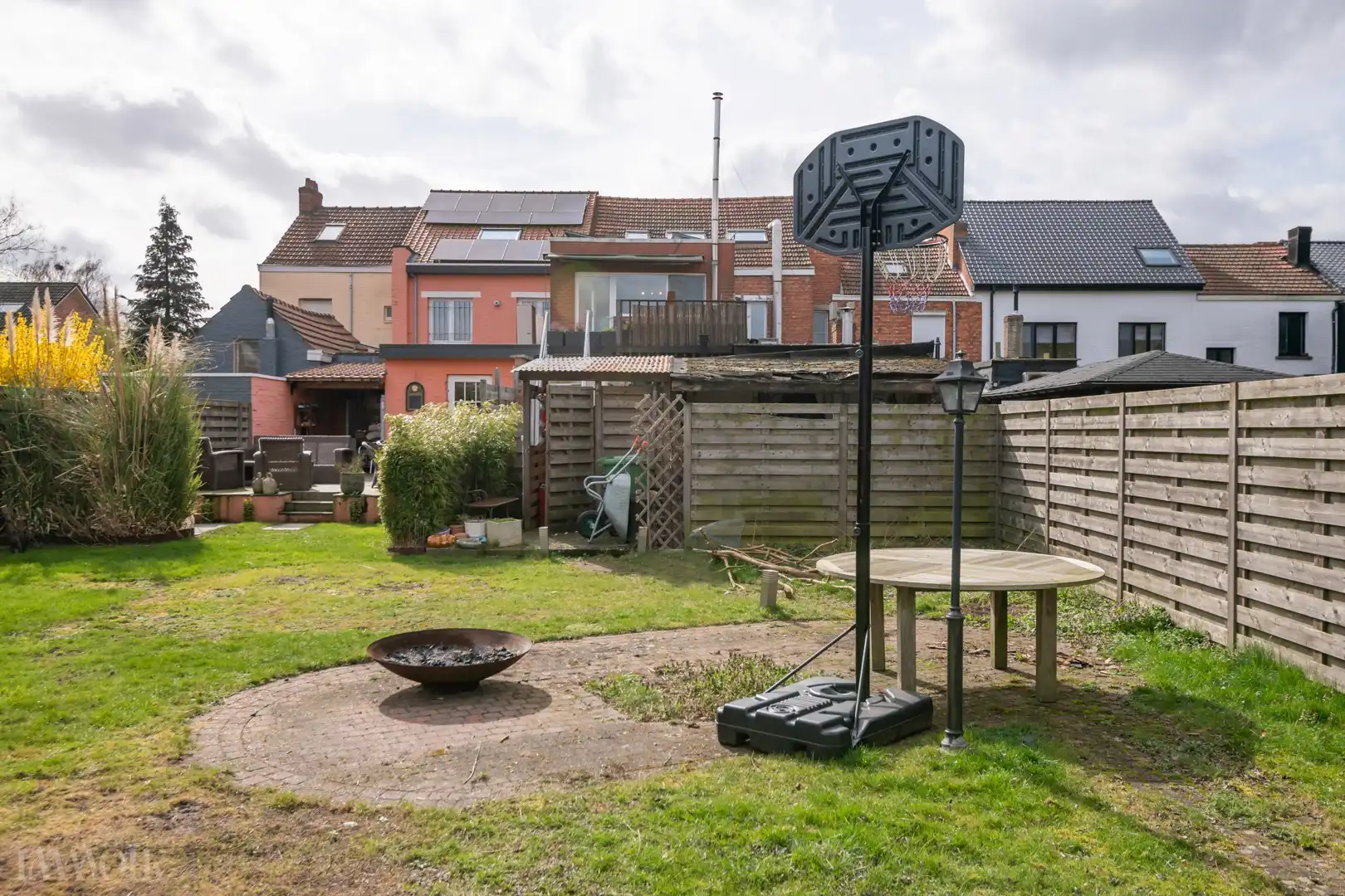 Veelzijdig commercieel pand met ruime woonst, terras en tuin. foto 8