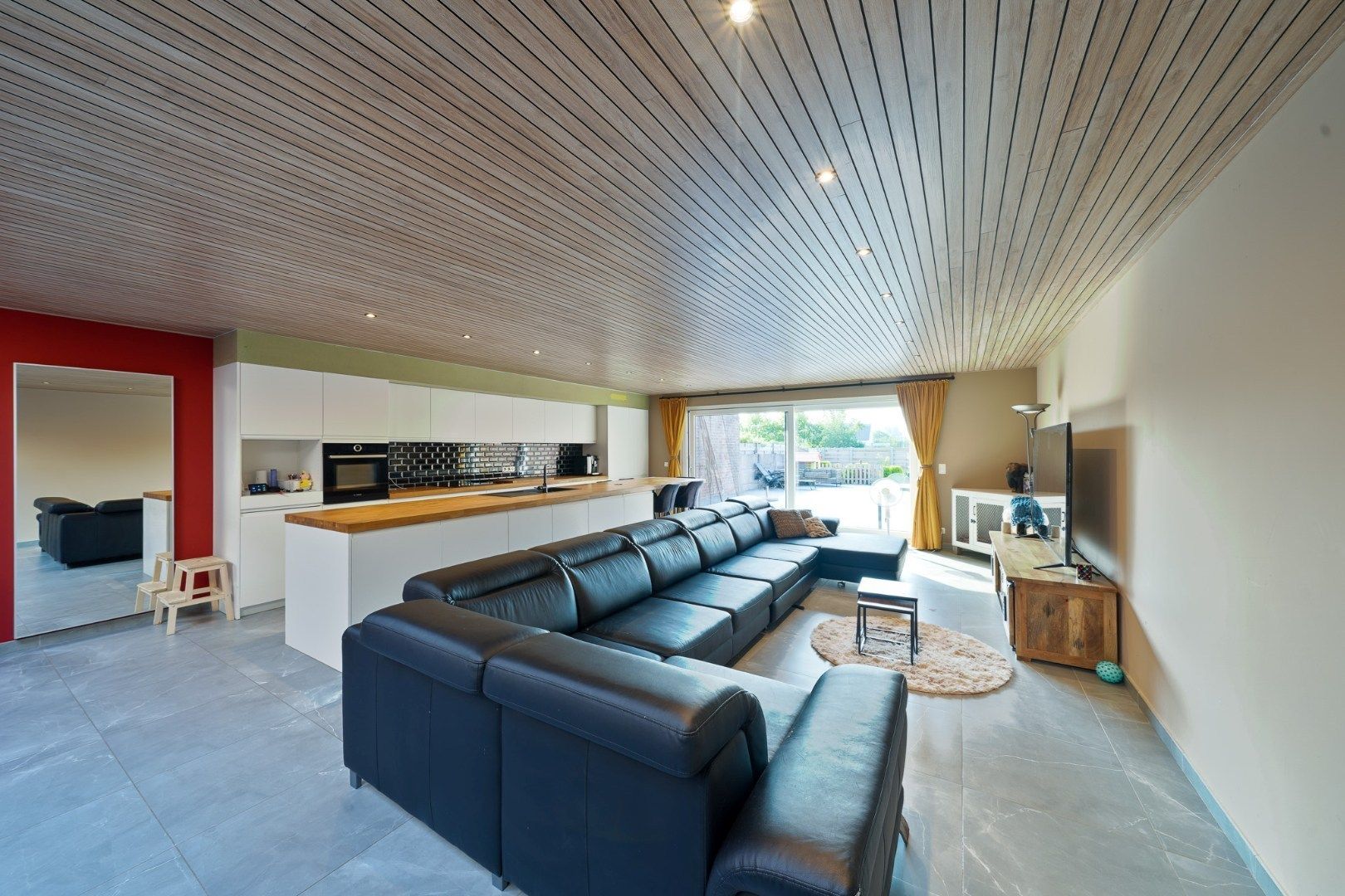 Ruime gerenoveerde "halfopen" -woning met 4 slaapkamers te Oudenburg foto 4