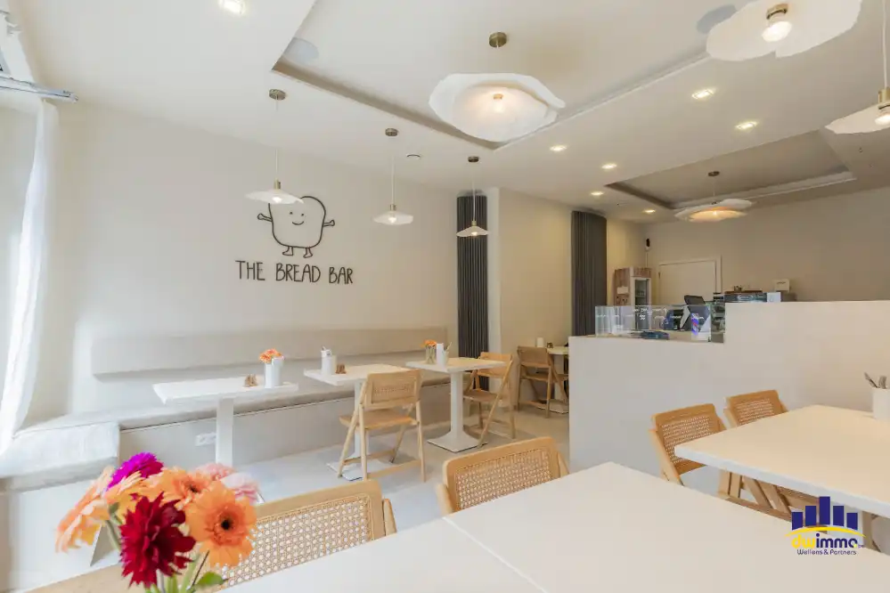 Hippe lunchplek met zonnig terras, volledig uitgerust handelspand te koop in Gent foto {{pictureIndex}}