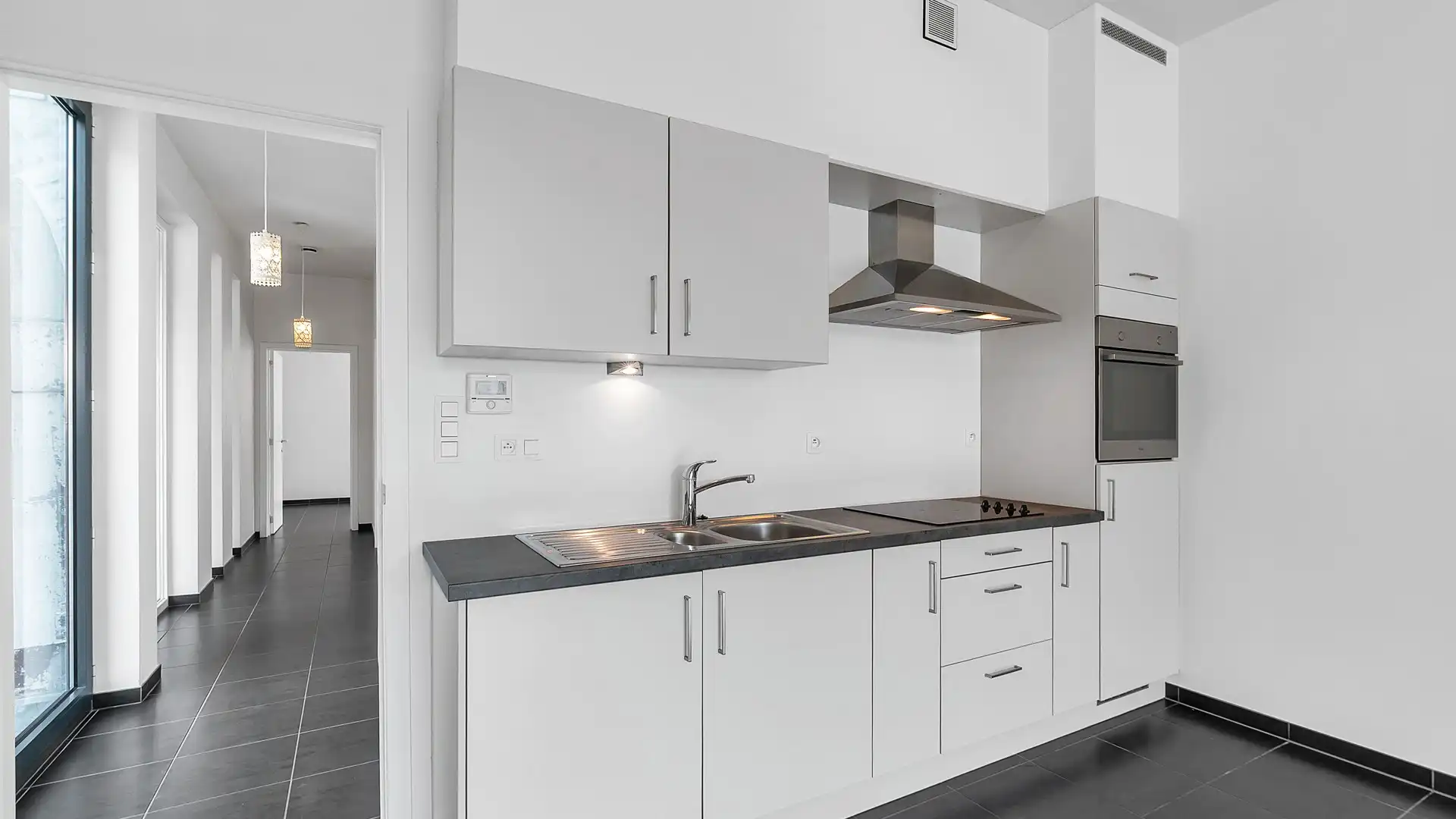 Gelijkvloers appartement met terras en private parking. Uitstekende ligging aan de vernieuwde Markt. foto 12