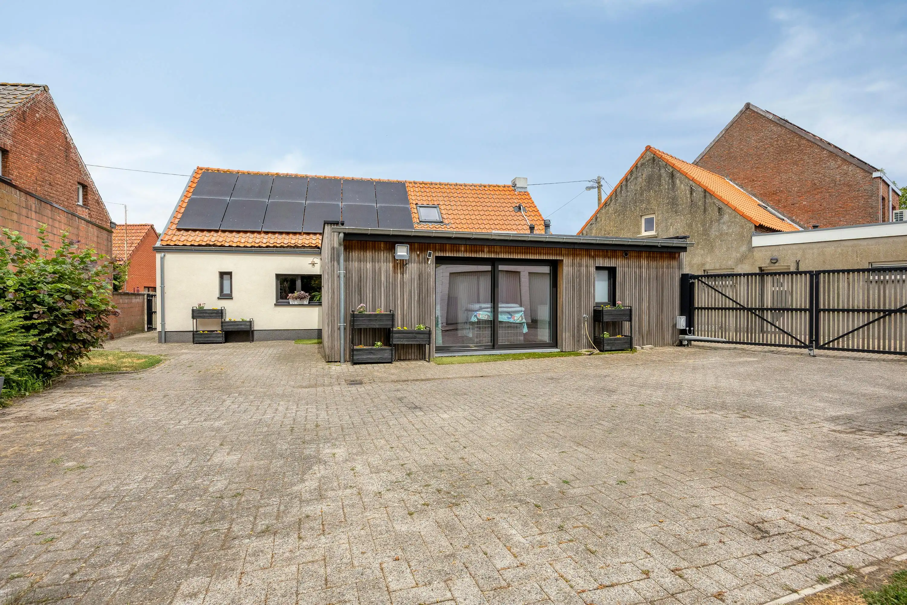 Instapklaar huis met grote tuin te koop in Zandvliet! foto 19