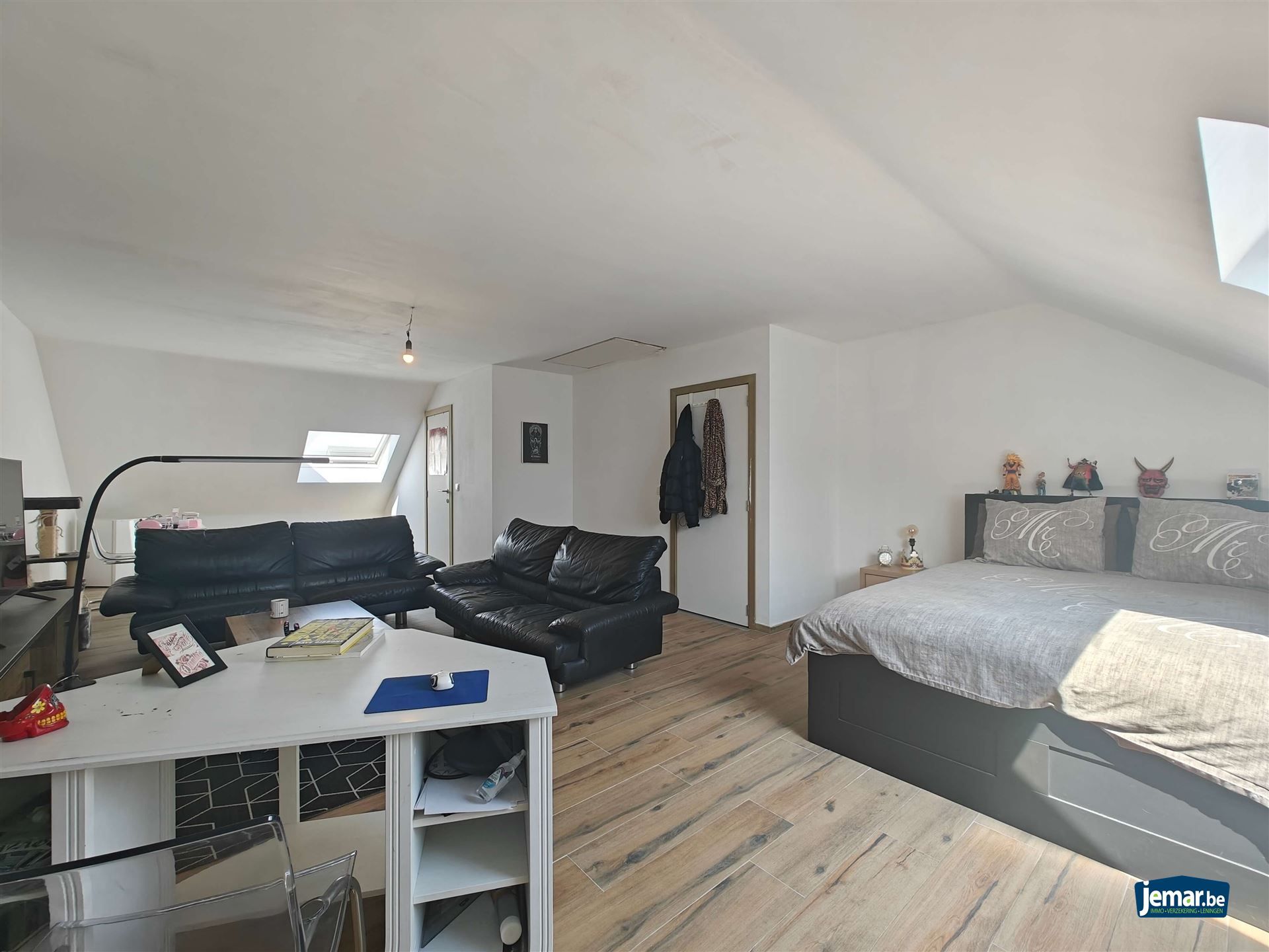 Woning met 5 slaapkamers, 2 badkamers en een grote garage foto 18