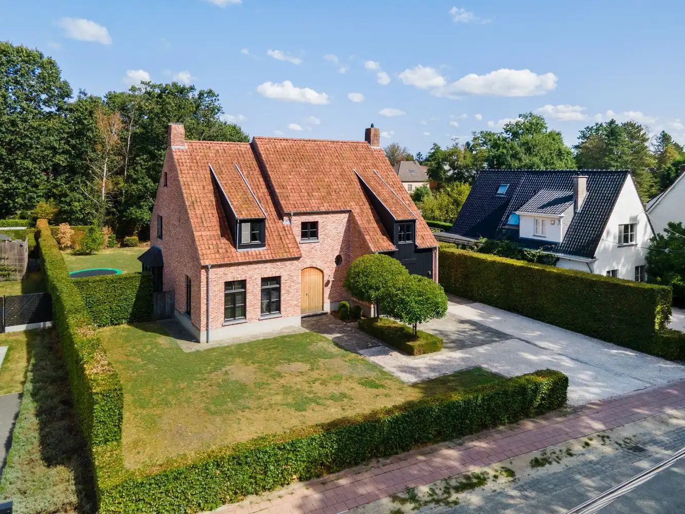 Prachtige villa met 3 slaapkamers, bureau en garage te koop op Toplocatie in Lier! foto {{pictureIndex}}