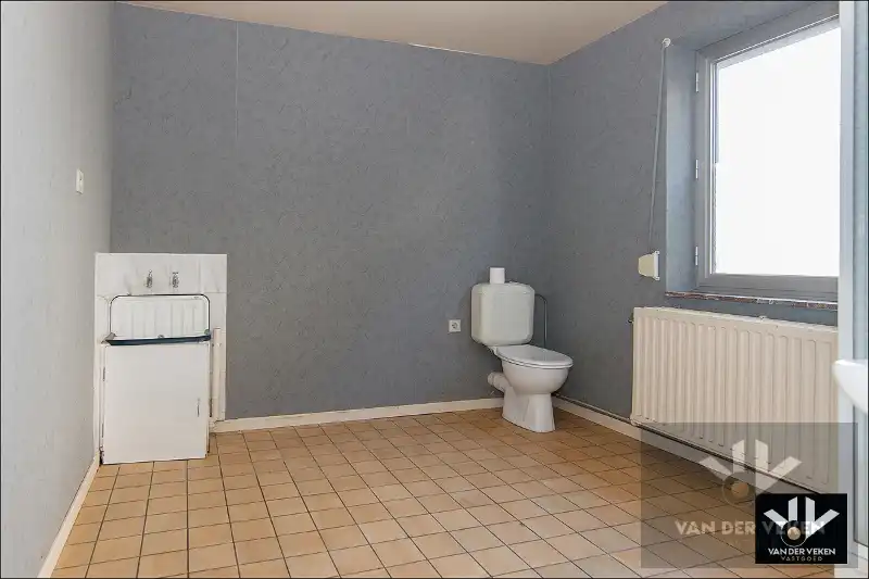 Te renoveren (uitbreidbare) woning (6% btw) met garage op een rustig gelegen perceel van +- 11are op wandelafstand van het centrum van Diepenbeek! foto 10