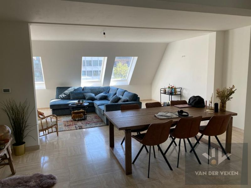 Stijlvol duplexappartement met 2 SLPK in hartje Hasselt foto 6