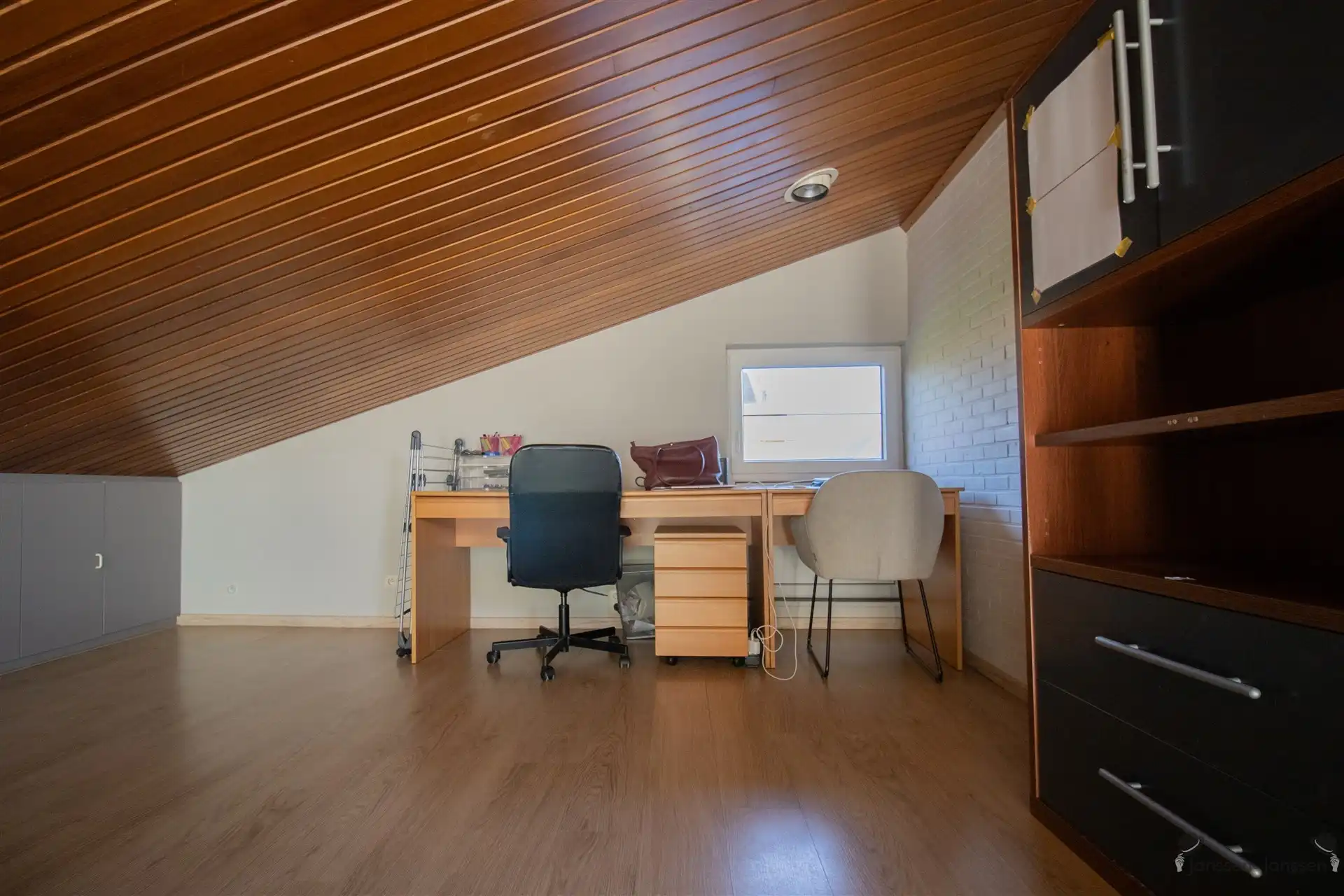 Rustig gelegen gerenoveerde (2022) gelijkvloerse woning met 4 slaapkamers op 970 m². foto 15