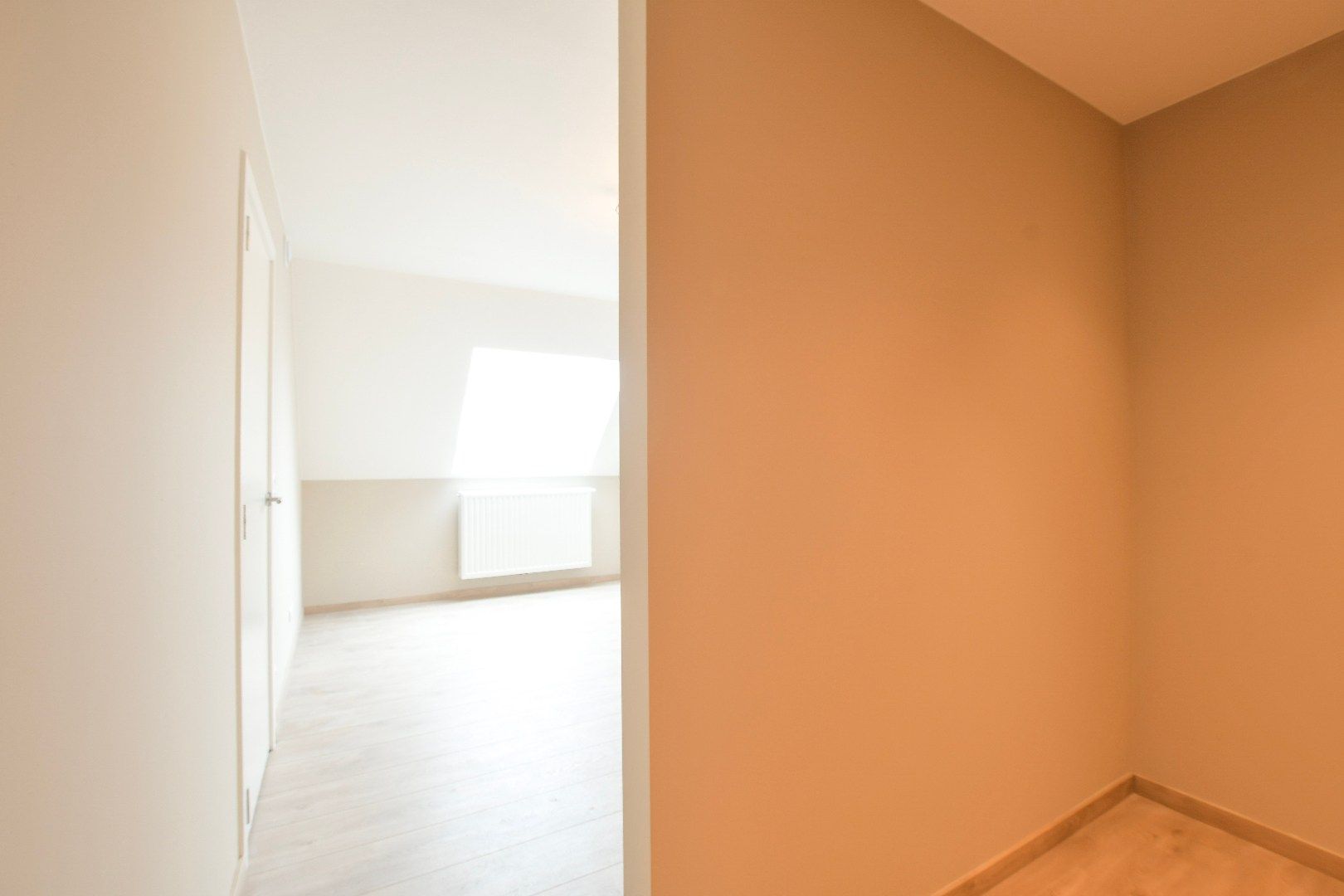 Zeer ruim nieuwbouwapp met 2 slpk en autostaanplaats in het centrum van Eernegem foto 9