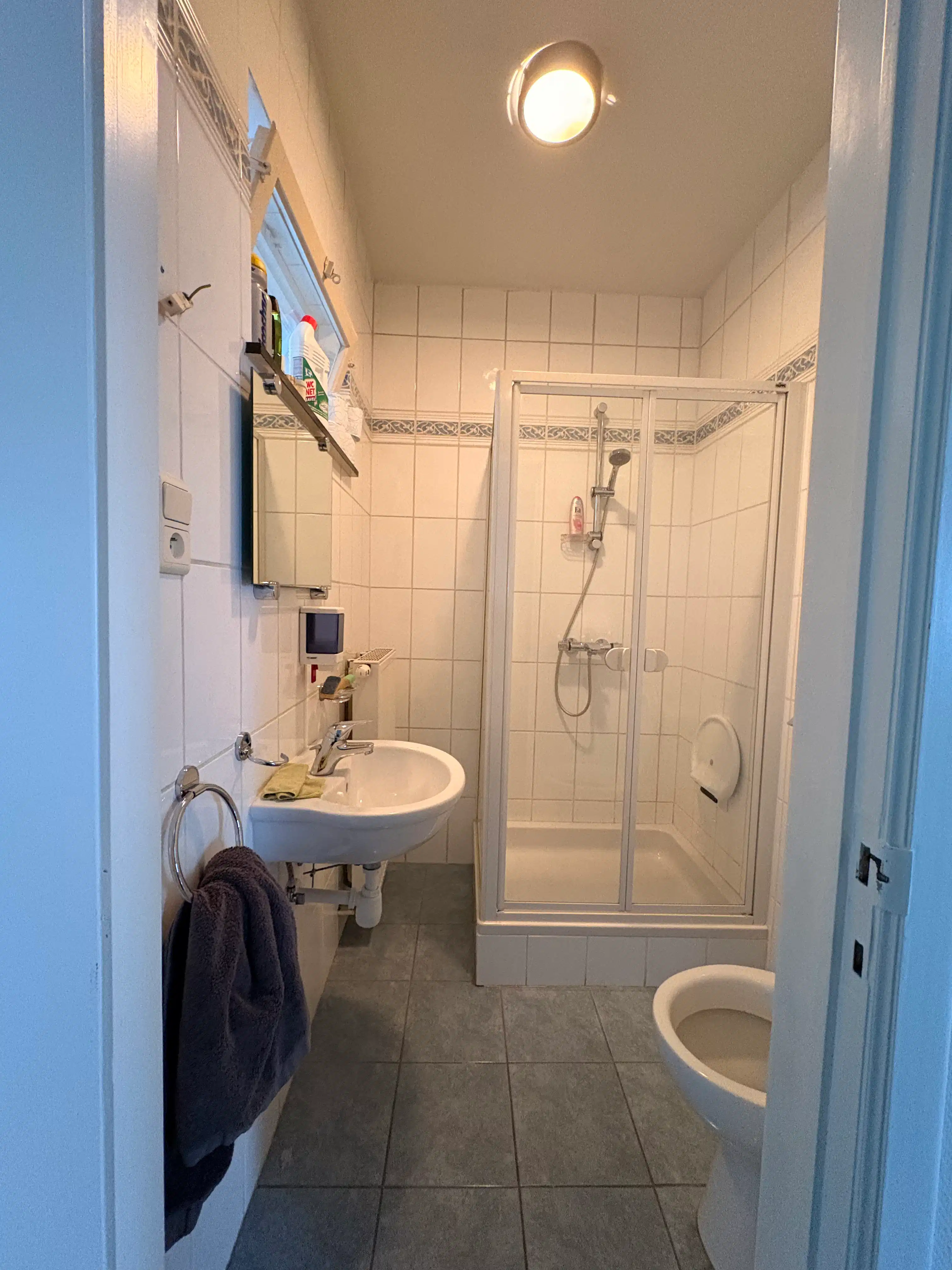Gelijkvloerse praktijkruimte met potentieel tot éénslaapkamerappartement en privé autostaanplaats foto 12