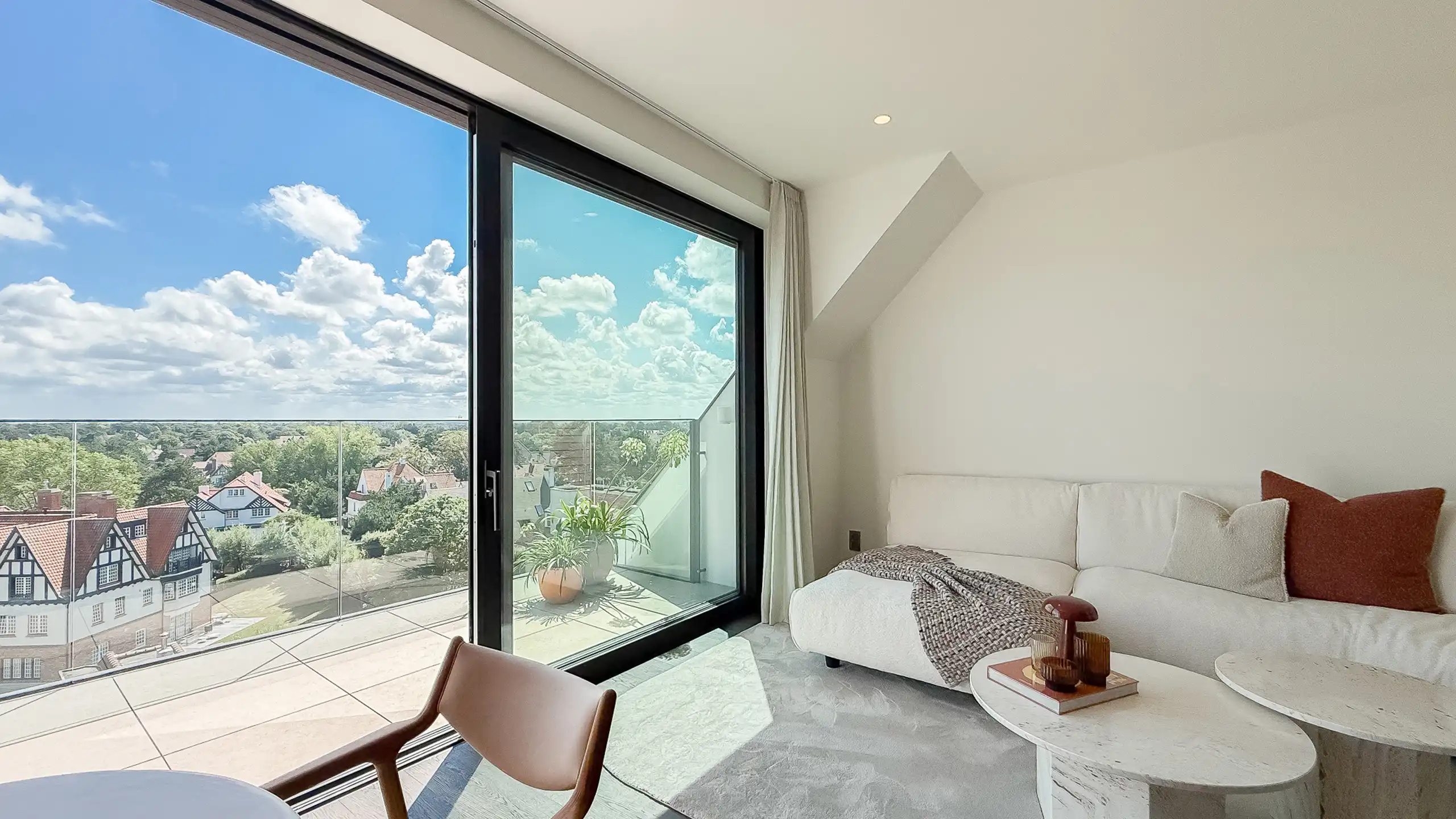 Zonovergoten nieuwbouw PENTHOUSE met 2 terrassen / Zoute foto {{pictureIndex}}