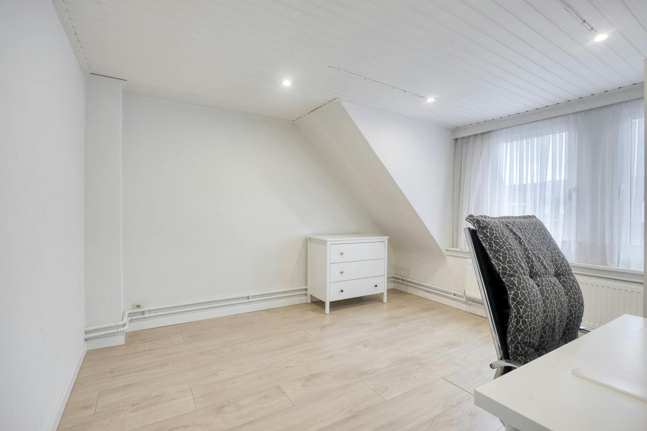 Huis met 6 slaapkamers  en tuin te koop in Merksem! foto 17