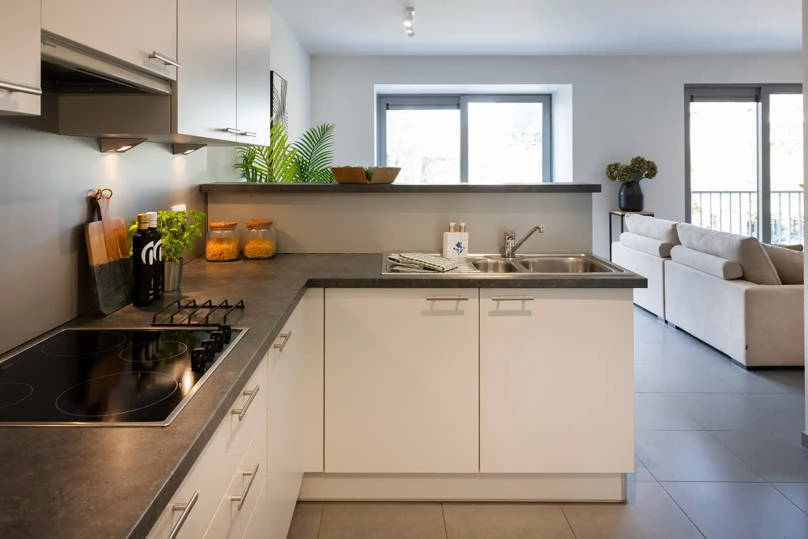 Centraal gelegen, lichtrijk appartement met 2 slaapkamers. foto 5