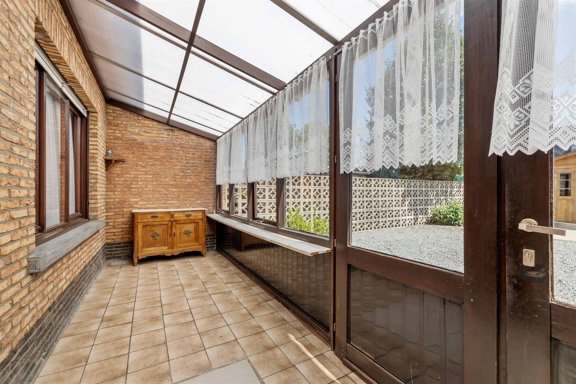 Uitstekend gelegen gezinswoning met losstaande garage en 3 slaapkamers (300m²) foto 9