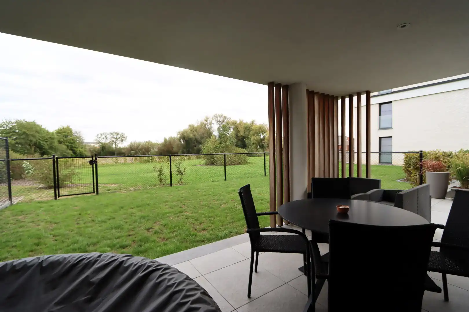 Gelijkvloers appartement met tuintje, terras, autostandplaats en kelderberging in hartje Maaseik  foto 16