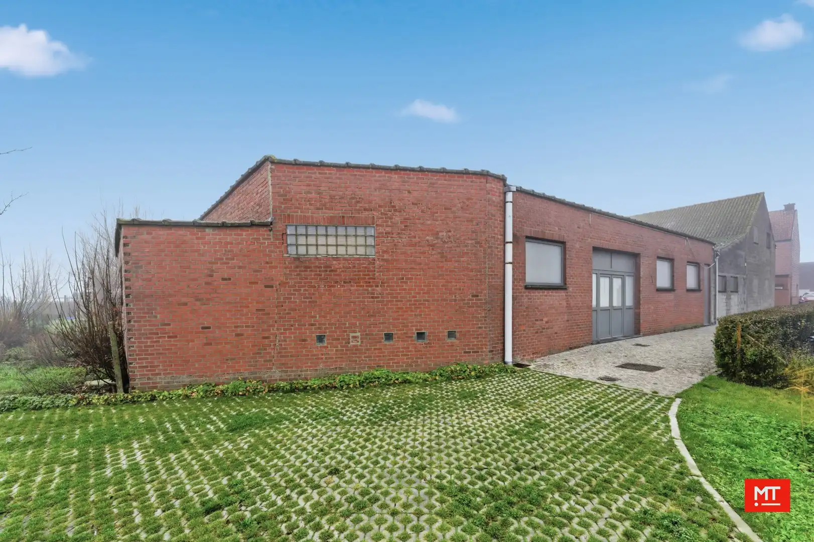 Bijzonder ruim gebouw met magazijn in de dorpskern van Zandvoorde (Zonnebeke) foto 3