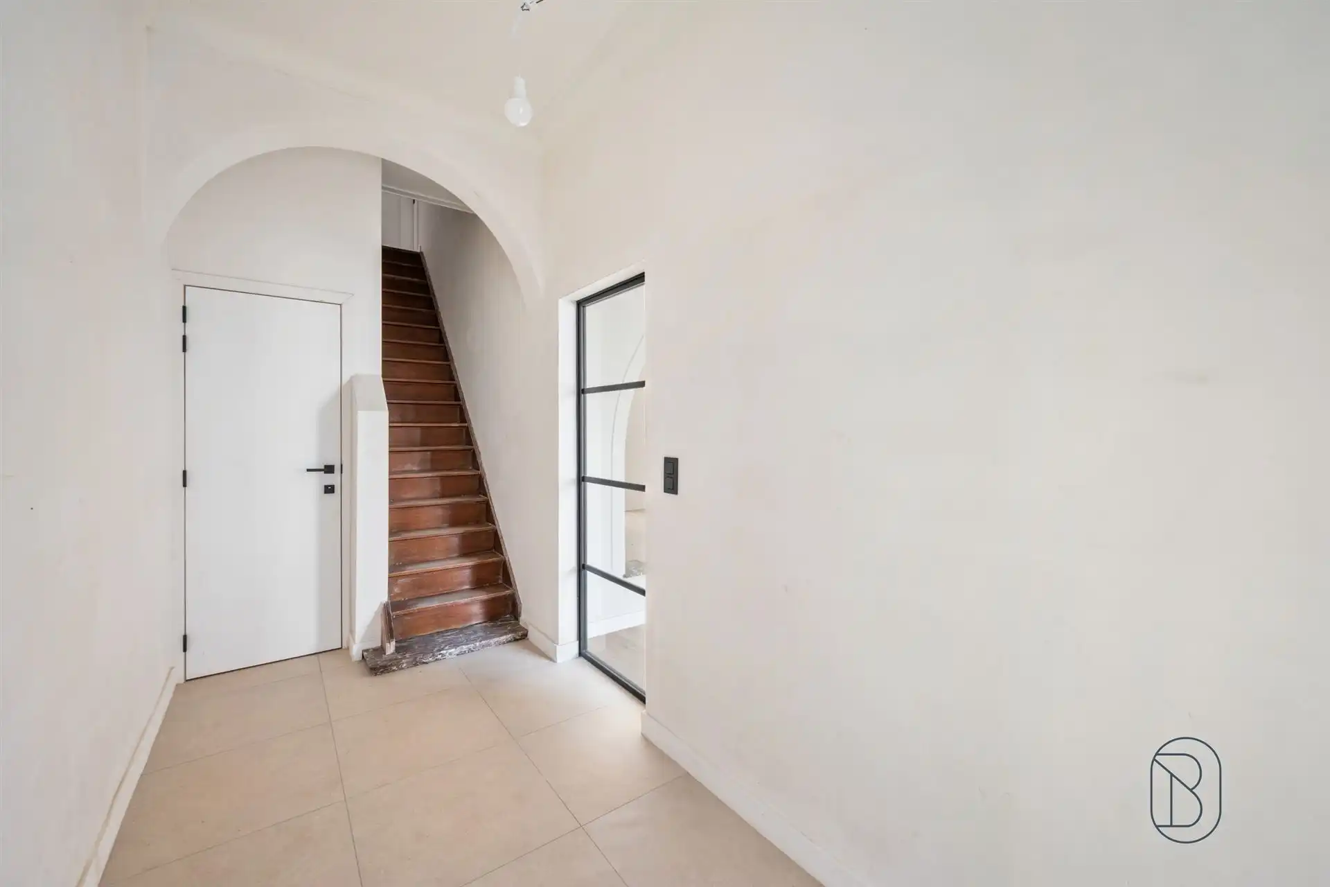 Tof gerenoveerde woning met mooie tuin, pal in het centrum! foto 3