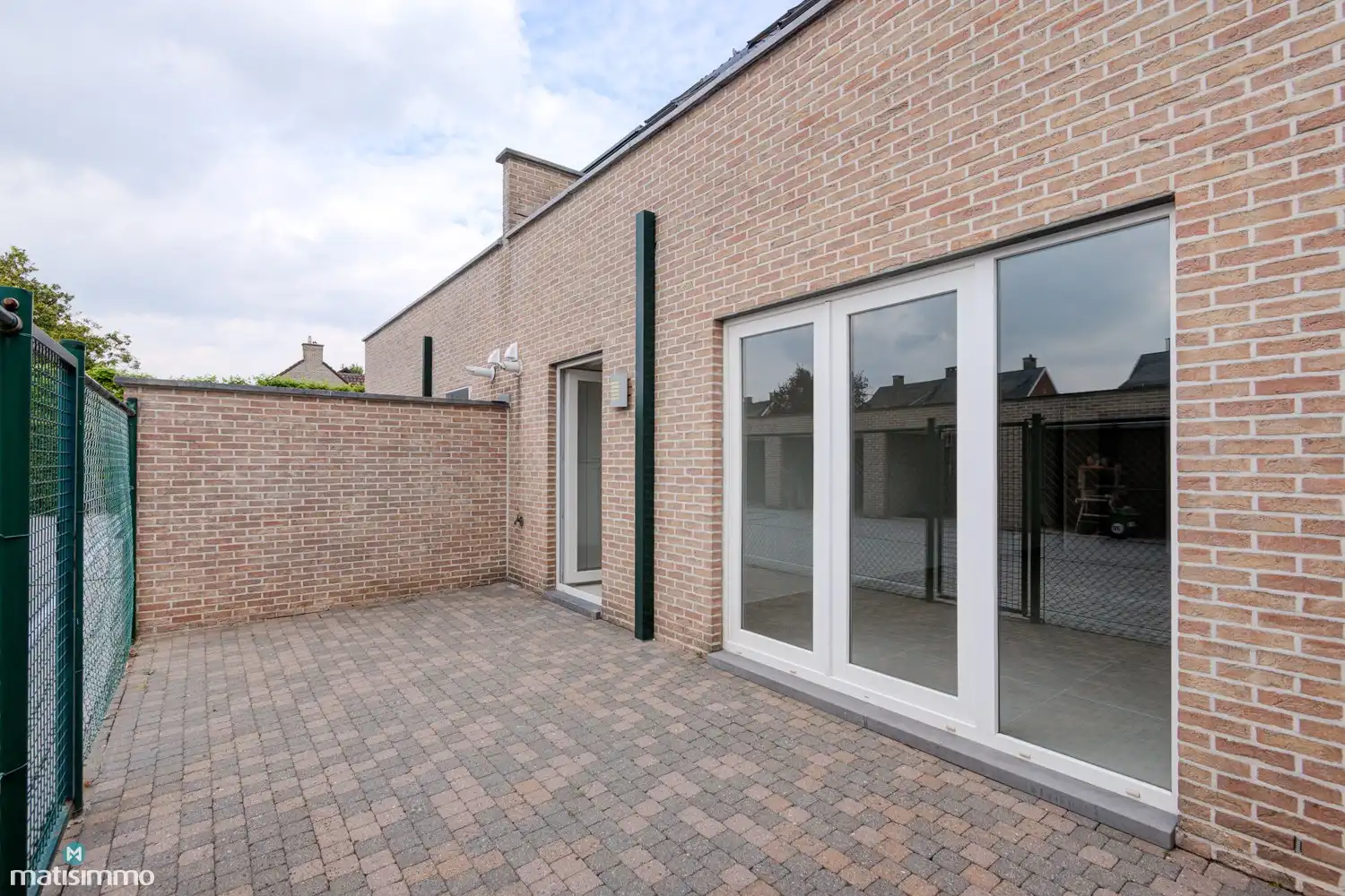 INSTAPKLAAR GELIJKVLOERS APPARTEMENT MET 2 SLAAPKAMERS, BERGING EN AUTOSTAANPLAATS NABIJ HET CENTRUM VAN BILZEN foto 15