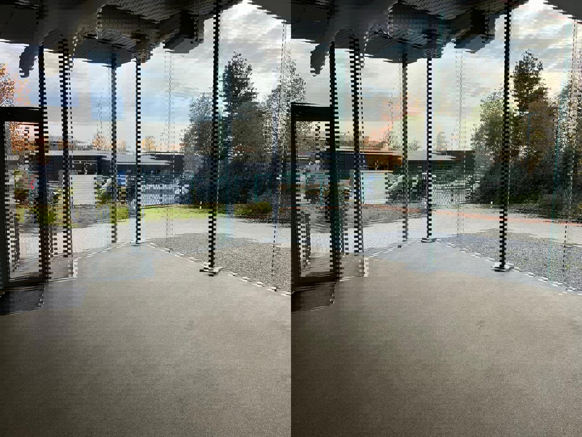 Modern alleenstaand bedrijfsgebouw te Genk foto 5