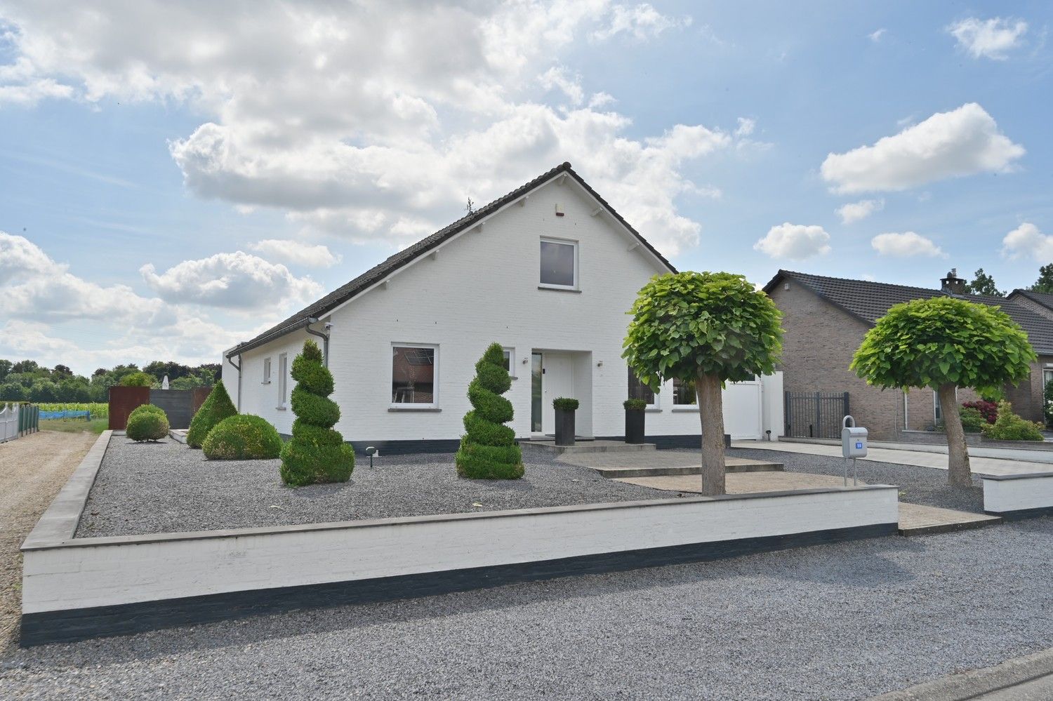 Ruime woning met zwembad en royaal poolhouse, op rustige locatie in Rekem, direct grenzend aan velden foto 5
