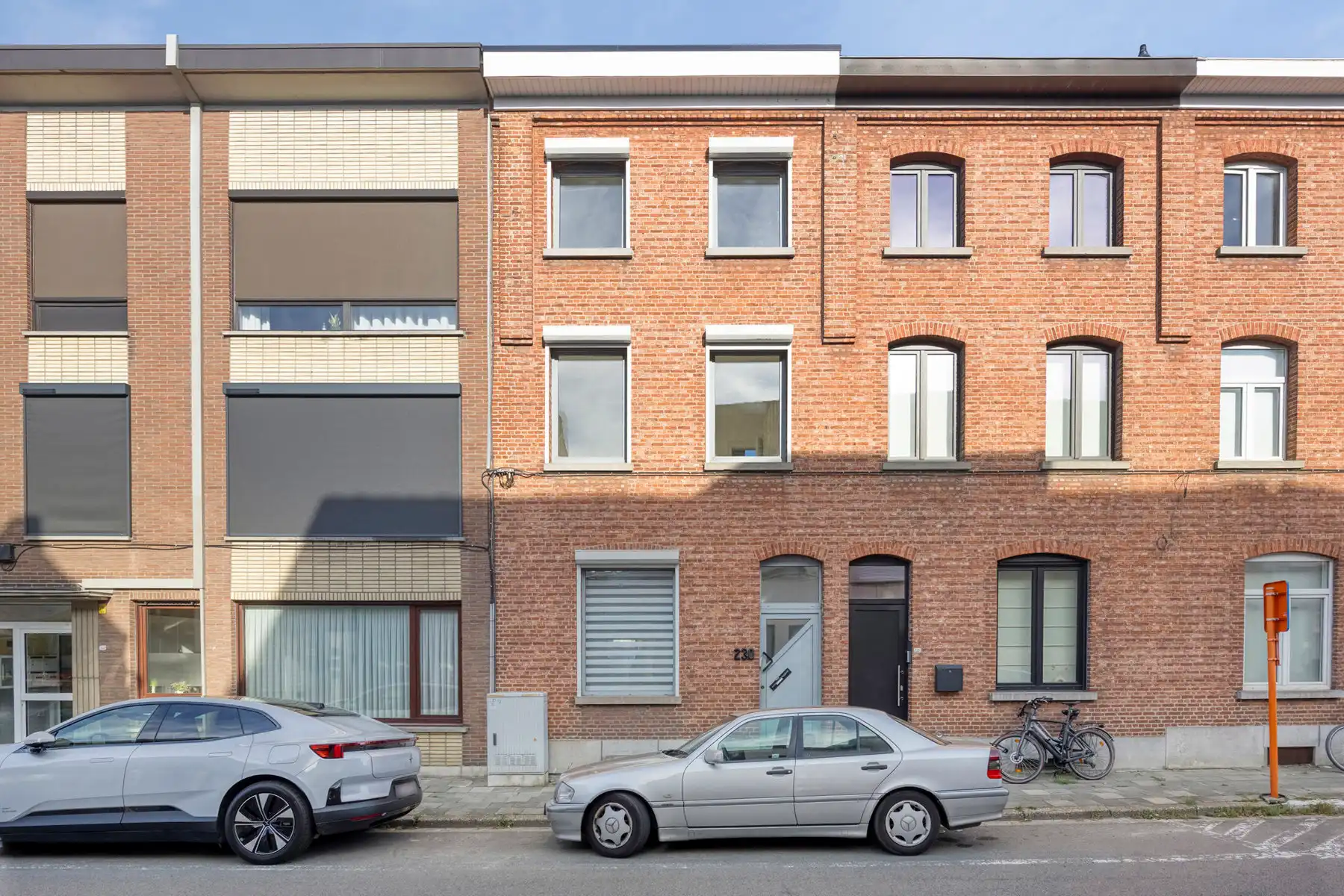 Energiezuinige en instapklare gezinswoning met garagebox foto {{pictureIndex}}