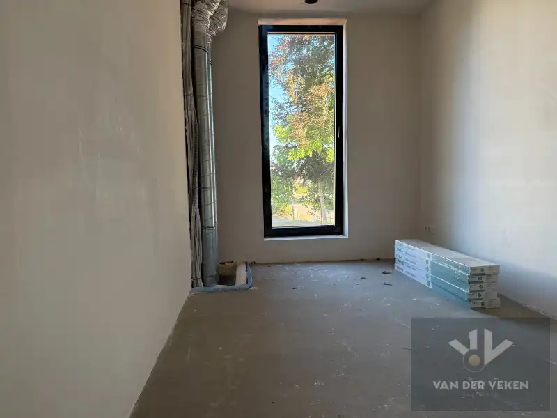 Ruime half open BEN-woning met 4 slaapkamers en inpandige garage te bewonderen in het gezellige Kermt. foto 11