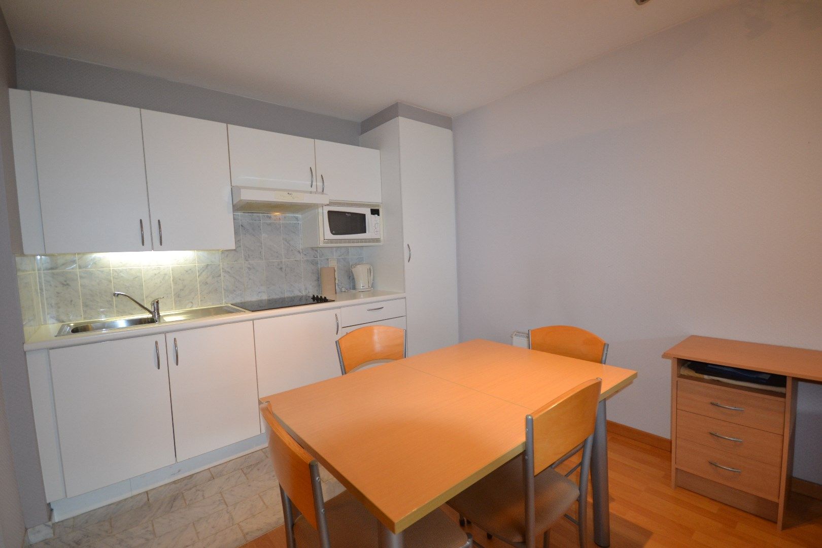 Appartement met slaapkamer en slaaphoek op enkele meters van de zee te Koksijde foto 2