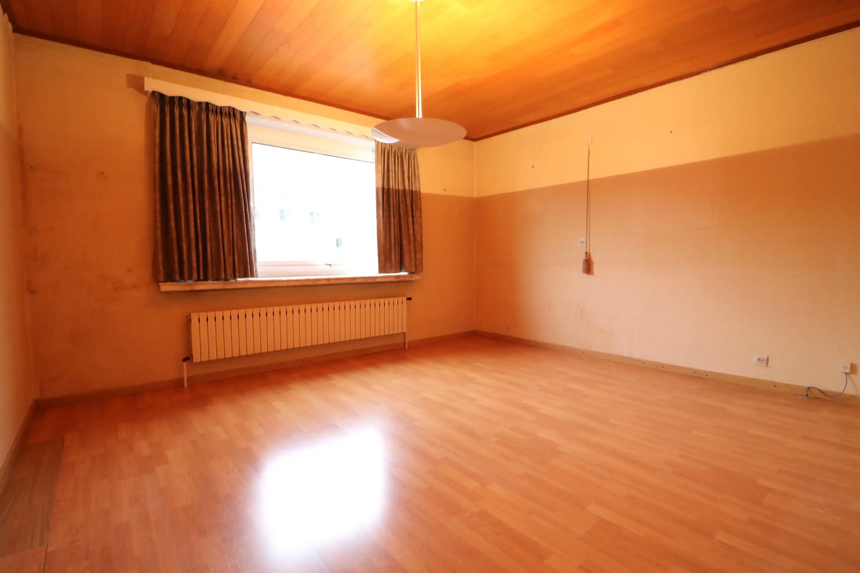  Zeer ruime woning met 5 slaapkamers, garages (8 wagens) en werkplaats. foto 11