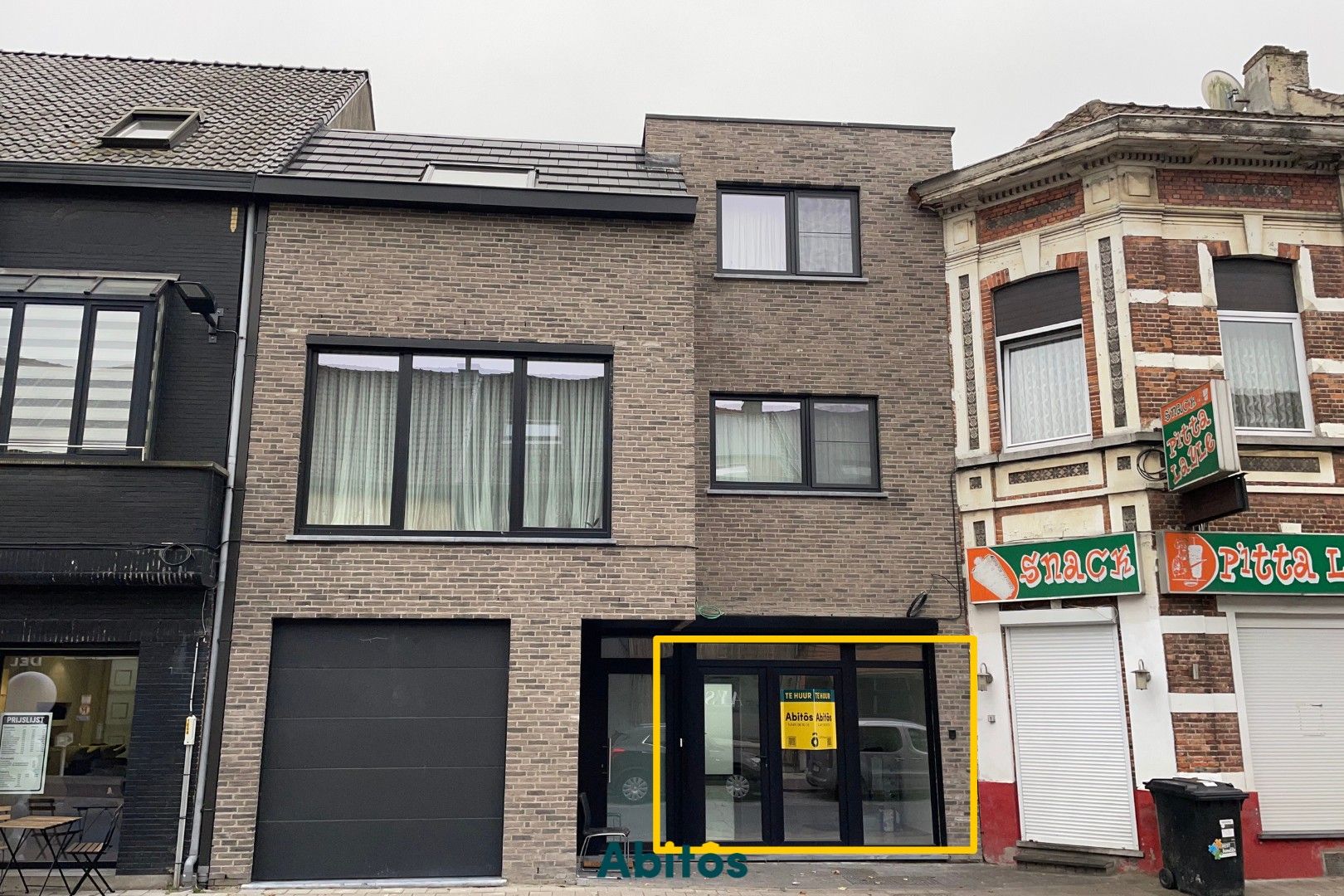 Uitstekend gelegen commerciële ruimte foto {{pictureIndex}}